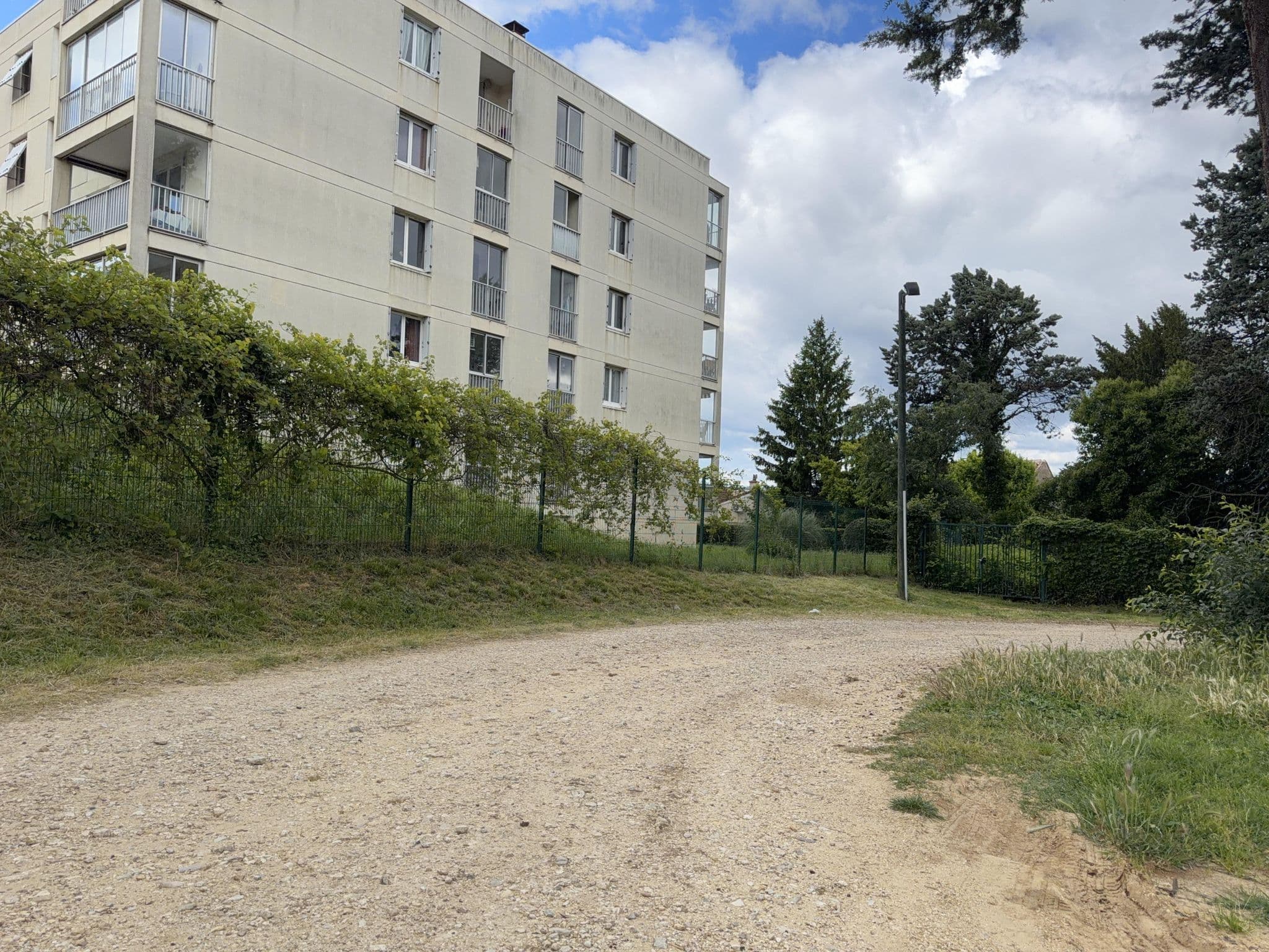 Street view near Aire Camping-Cars de Montélimar, Montélimar — © MapingFan (CC BY-SA · Mapillary)