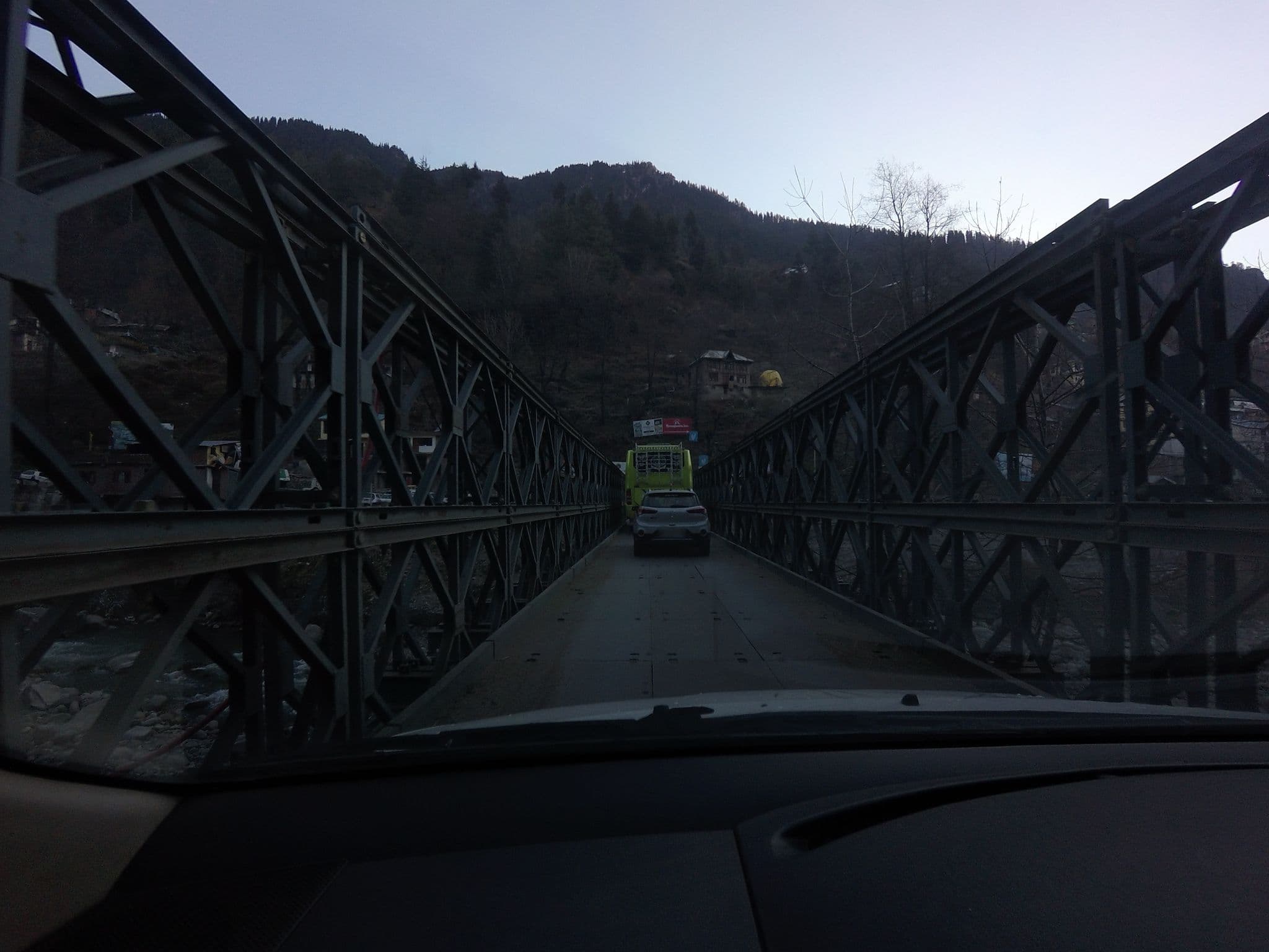 Street view near Majestic Woods Cottage, Kulu — © natarajakaveeti (CC BY-SA · Mapillary)