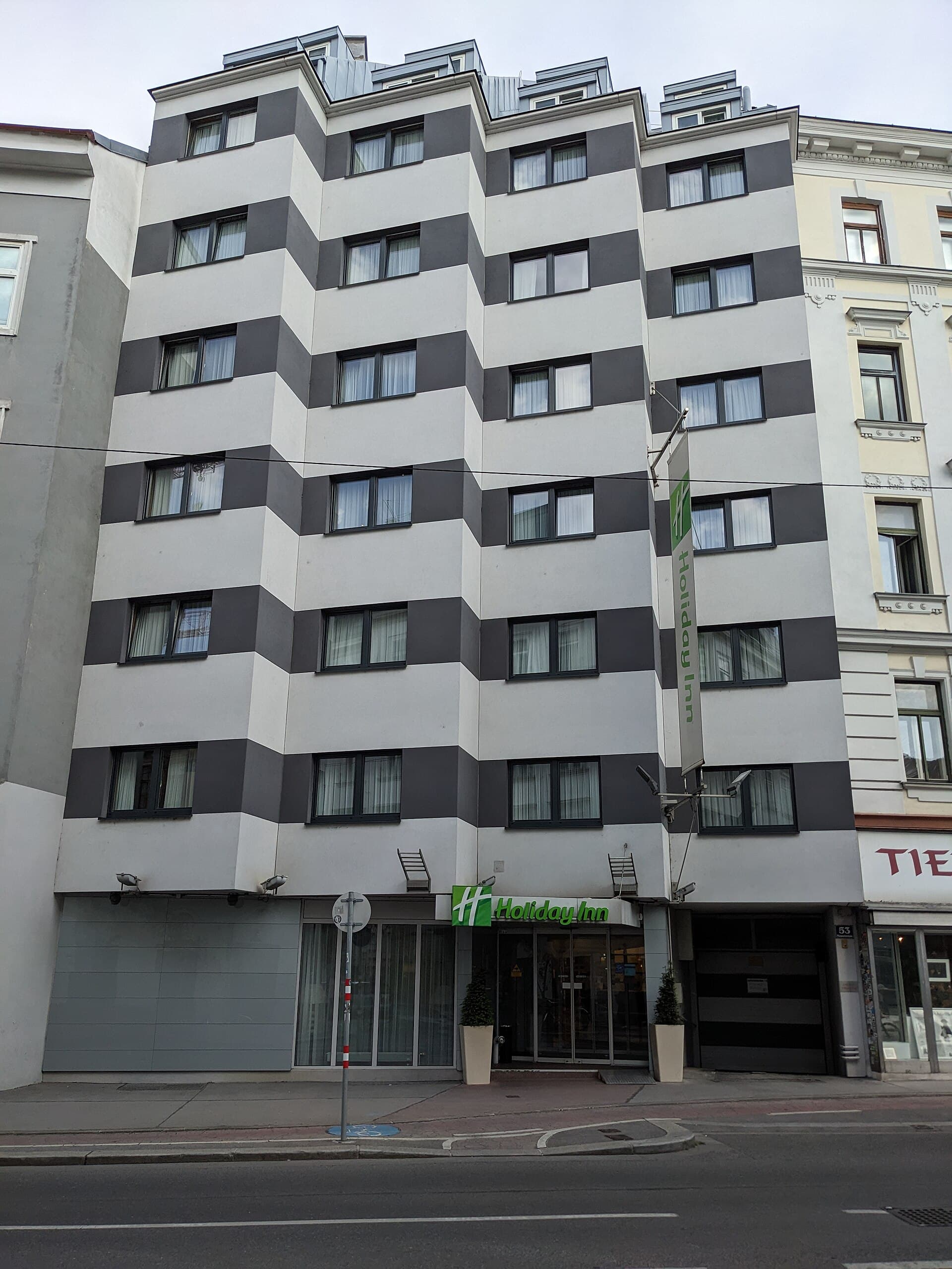 Holiday Inn Vienna City (via Wikimedia Commons, CC BY-SA 4.0)