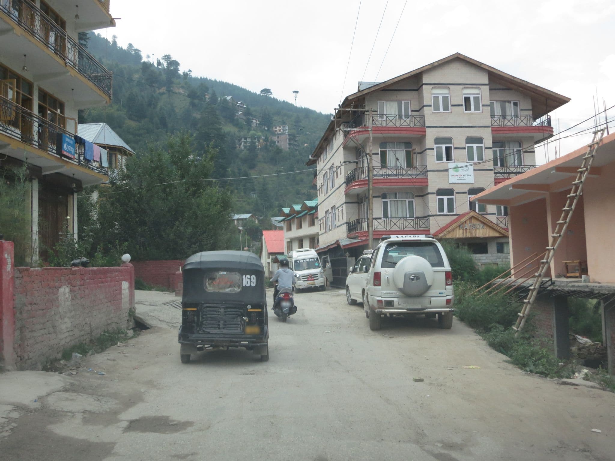 Street view near Anmol Village Hut, Kulu — © lto (CC BY-SA · Mapillary)