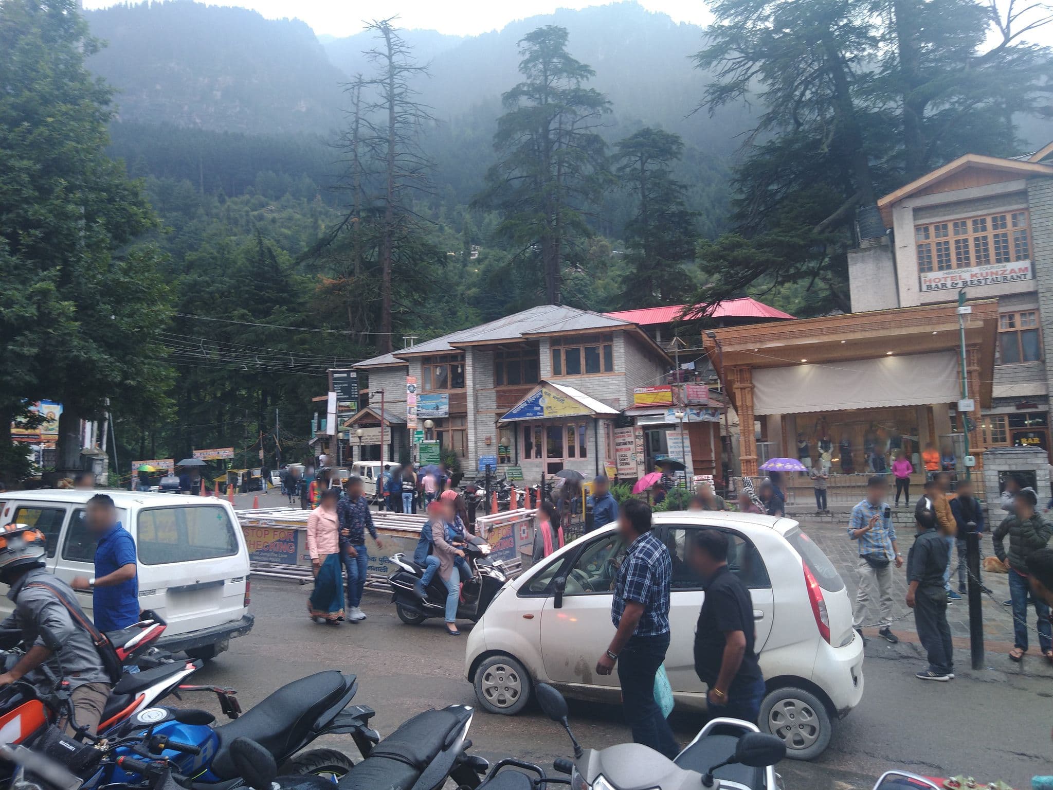 Street view near Hotel Diamond, Kulu — © rohan_2911 (CC BY-SA · Mapillary)