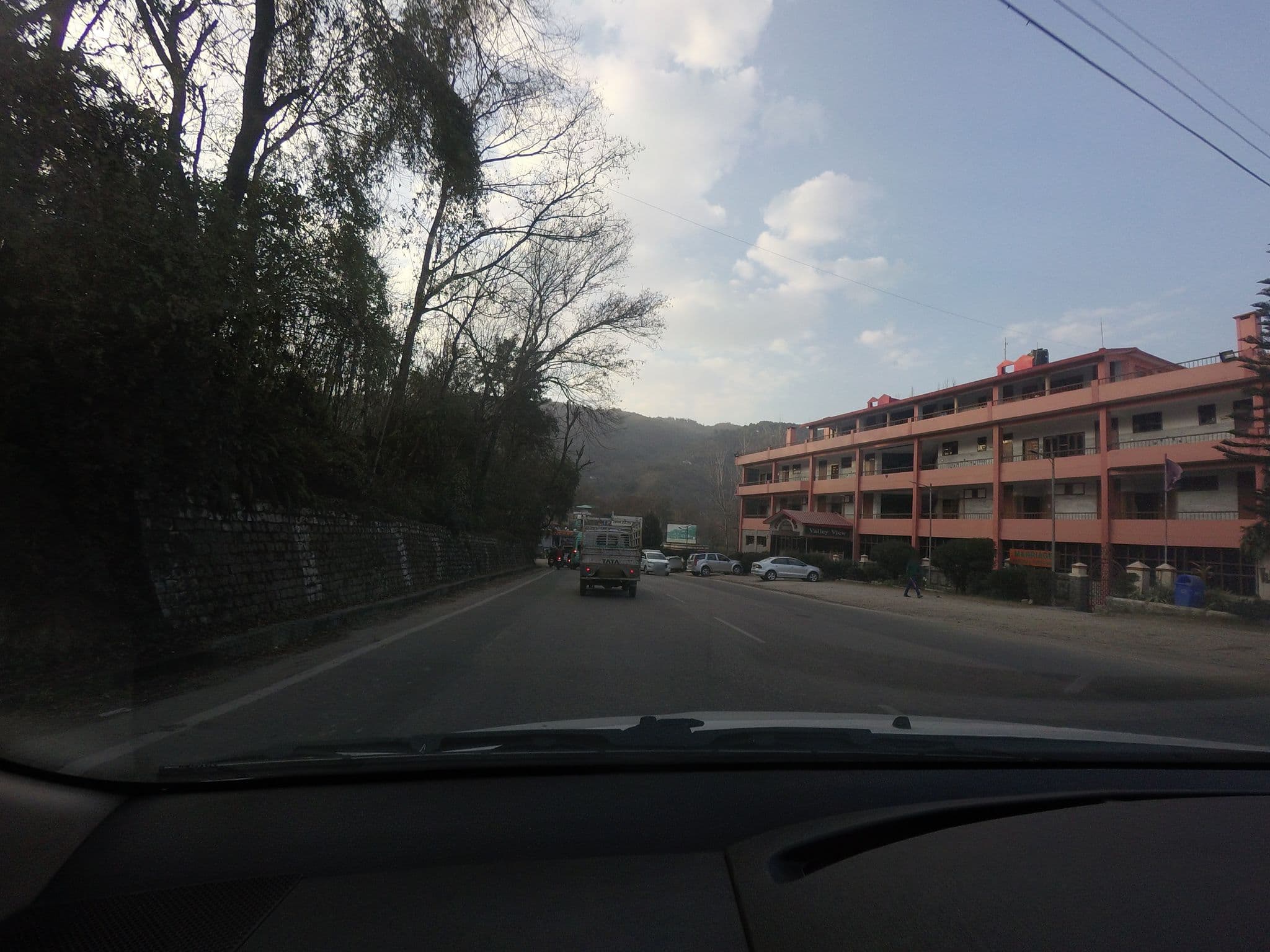 Street view near Valley View Hotel, Mandi — © natarajakaveeti (CC BY-SA · Mapillary)