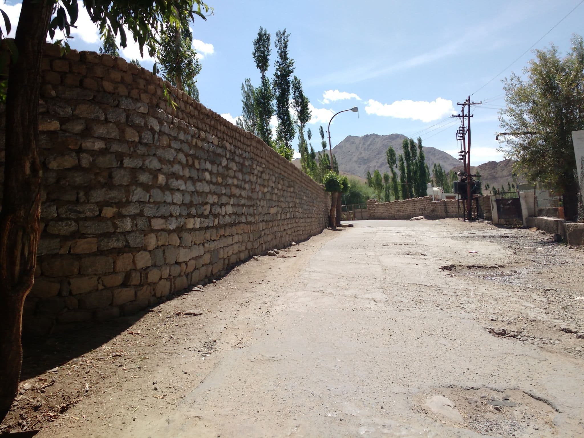 Street view near Shaolin Guest House, Leh — © yogi (CC BY-SA · Mapillary)