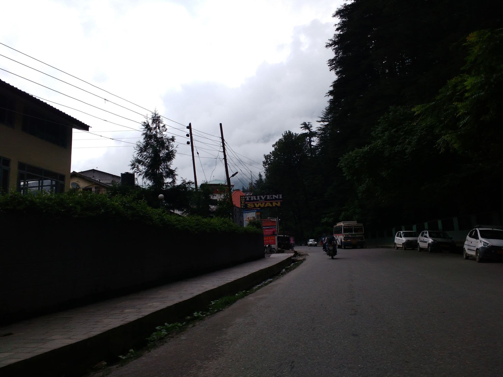 Street view near Hotel Manali Castle, Kulu — © srividya (CC BY-SA · Mapillary)