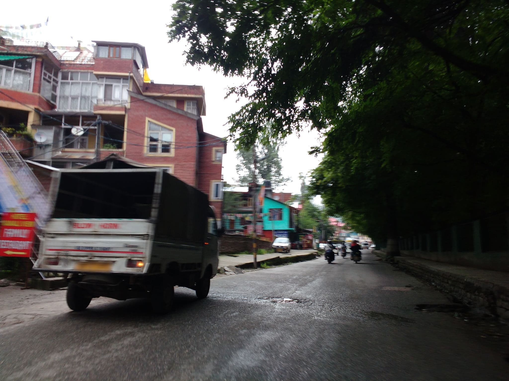 Street view near Dream View Resorts, Kulu — © srividya (CC BY-SA · Mapillary)