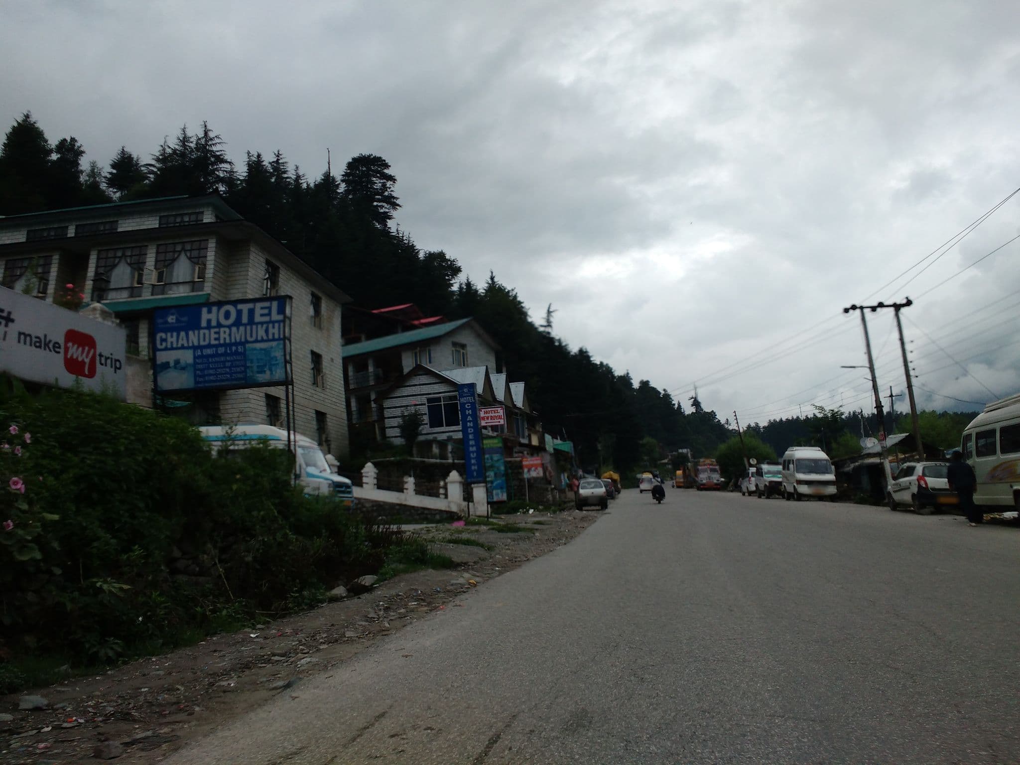 Street view near Hotel Neelam Grand by Parfait, Kulu — © srividya (CC BY-SA · Mapillary)
