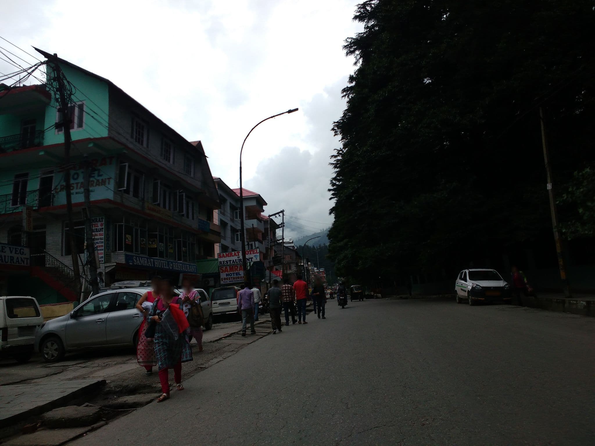 Street view near Hotel Baba Deluxe, Kulu — © srividya (CC BY-SA · Mapillary)