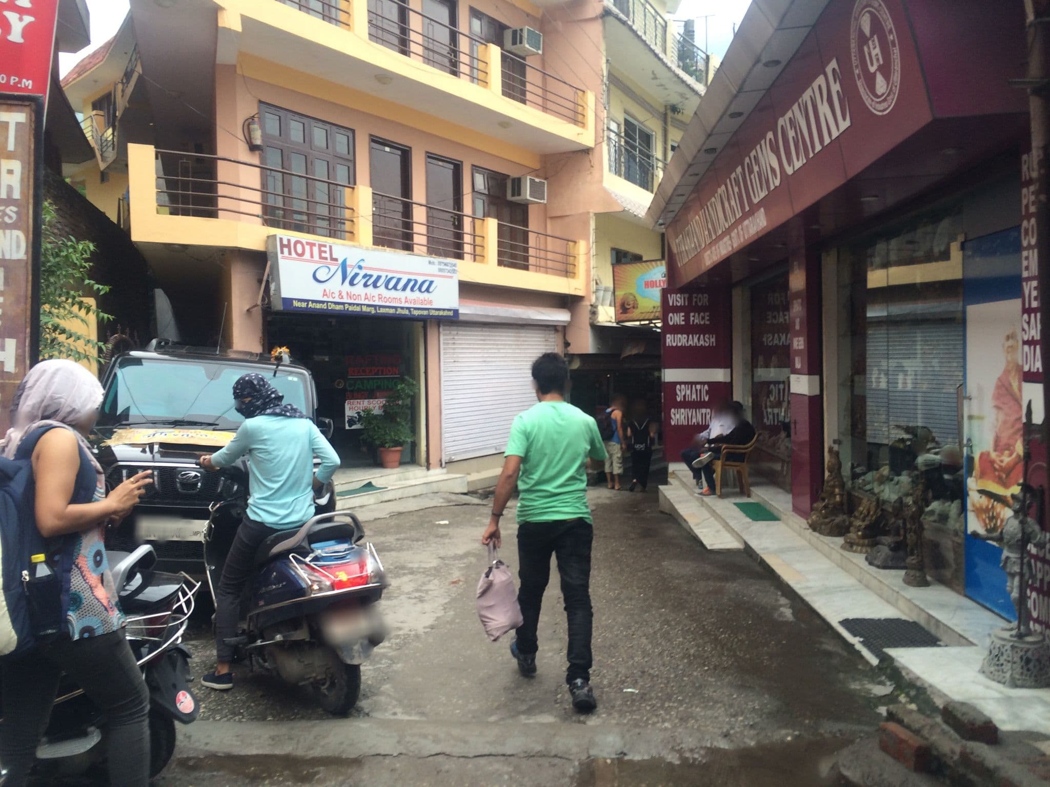 Street view near The Hosteller Rishikesh, Rishīkesh — © shailajashah (CC BY-SA · Mapillary)