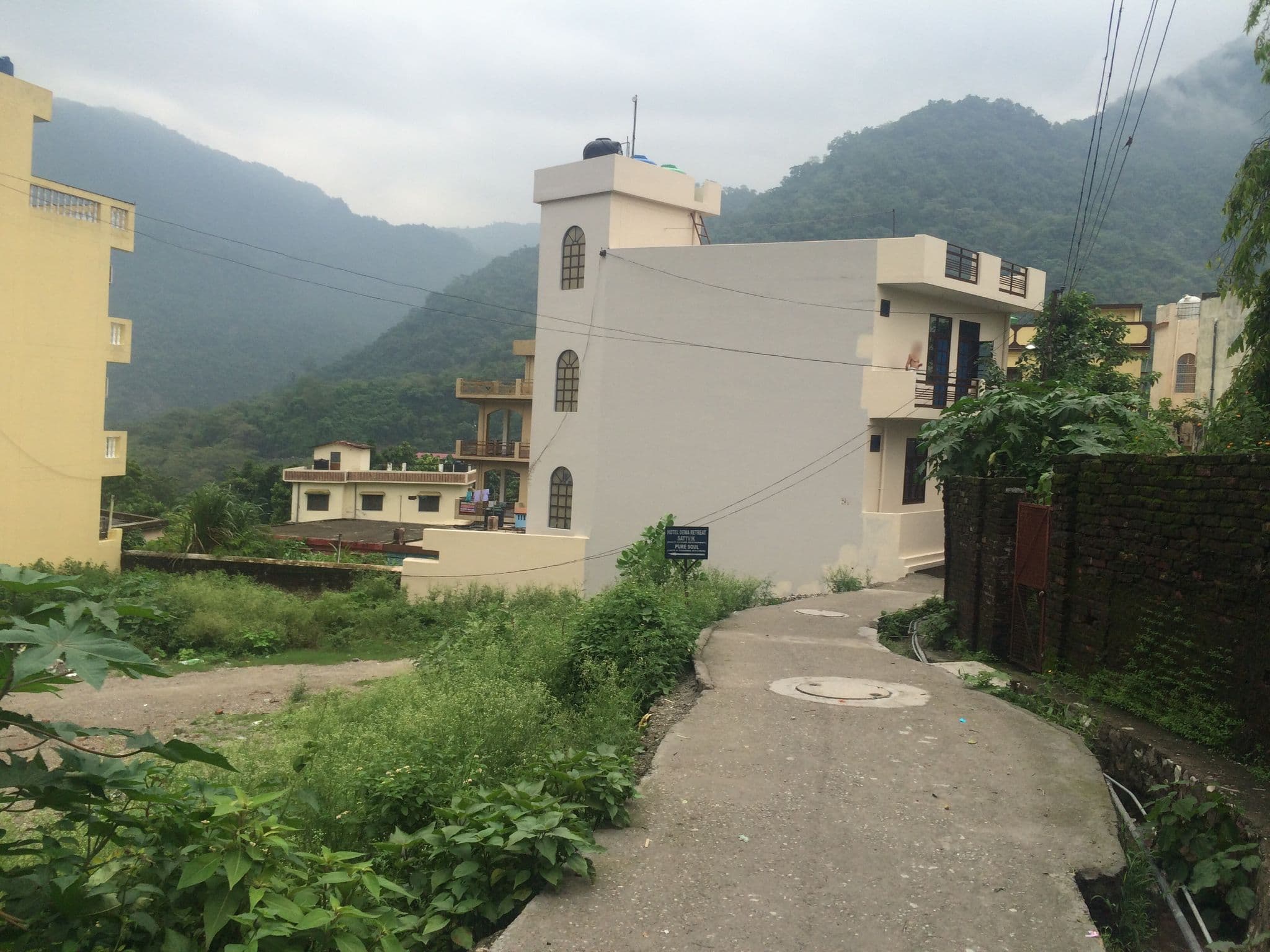 Street view near Seven Heaven Hotel, Rishīkesh — © shailajashah (CC BY-SA · Mapillary)