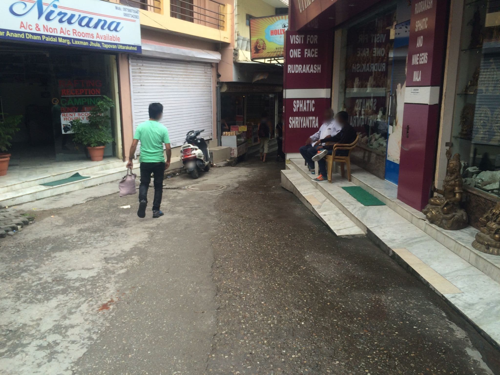 Street view near Hotel Damini, Rishīkesh — © shailajashah (CC BY-SA · Mapillary)
