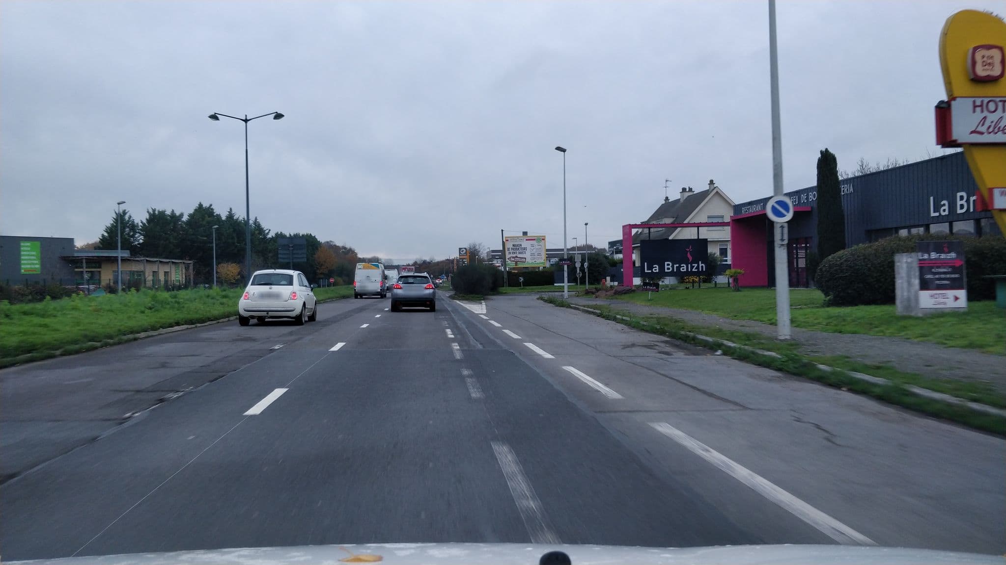 Street view near Liberty Hotel, Vezin-le-Coquet — © mgageo (CC BY-SA · Mapillary)