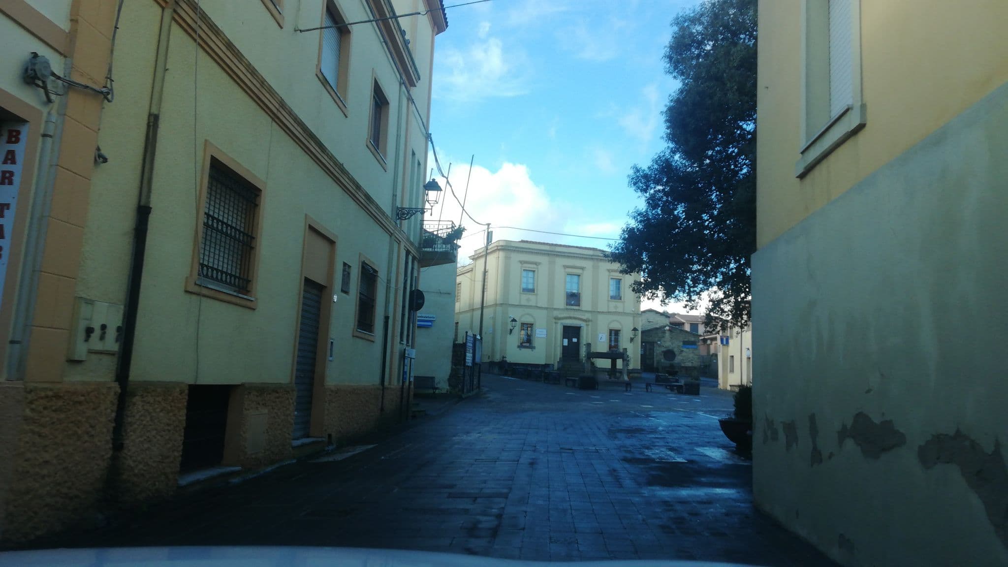 Street view near Hotel Ristorante Le Colline, Lunamatrona — © xandrat (CC BY-SA · Mapillary)