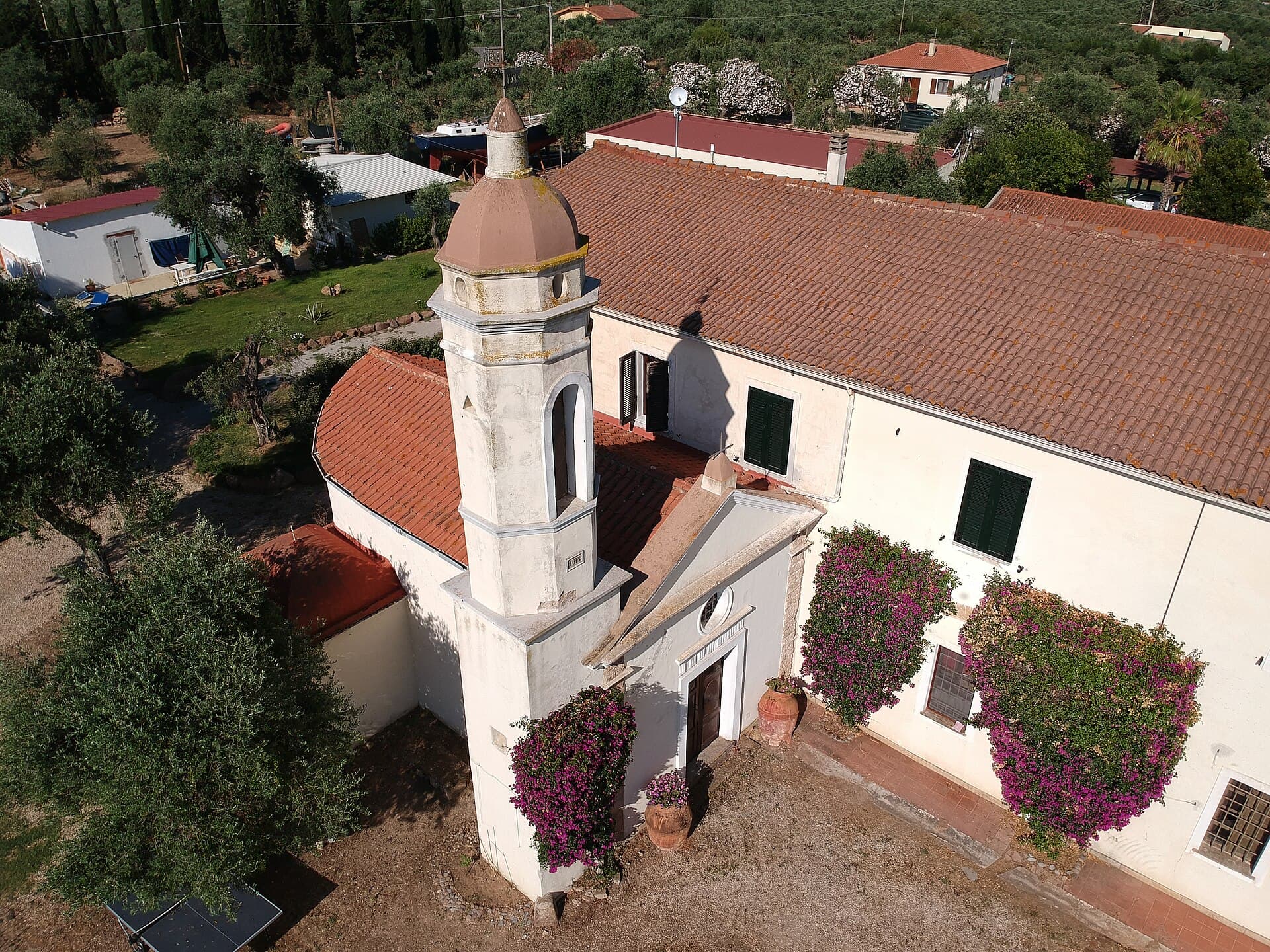 Tenute Bonaria (via Wikimedia Commons, CC0)
