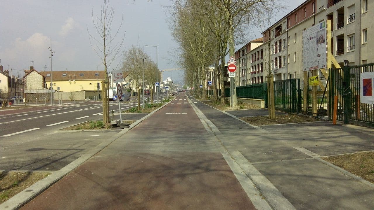 Street view near Ibis Styles, Le Petit-Quevilly — © gwenj (CC BY-SA · Mapillary)