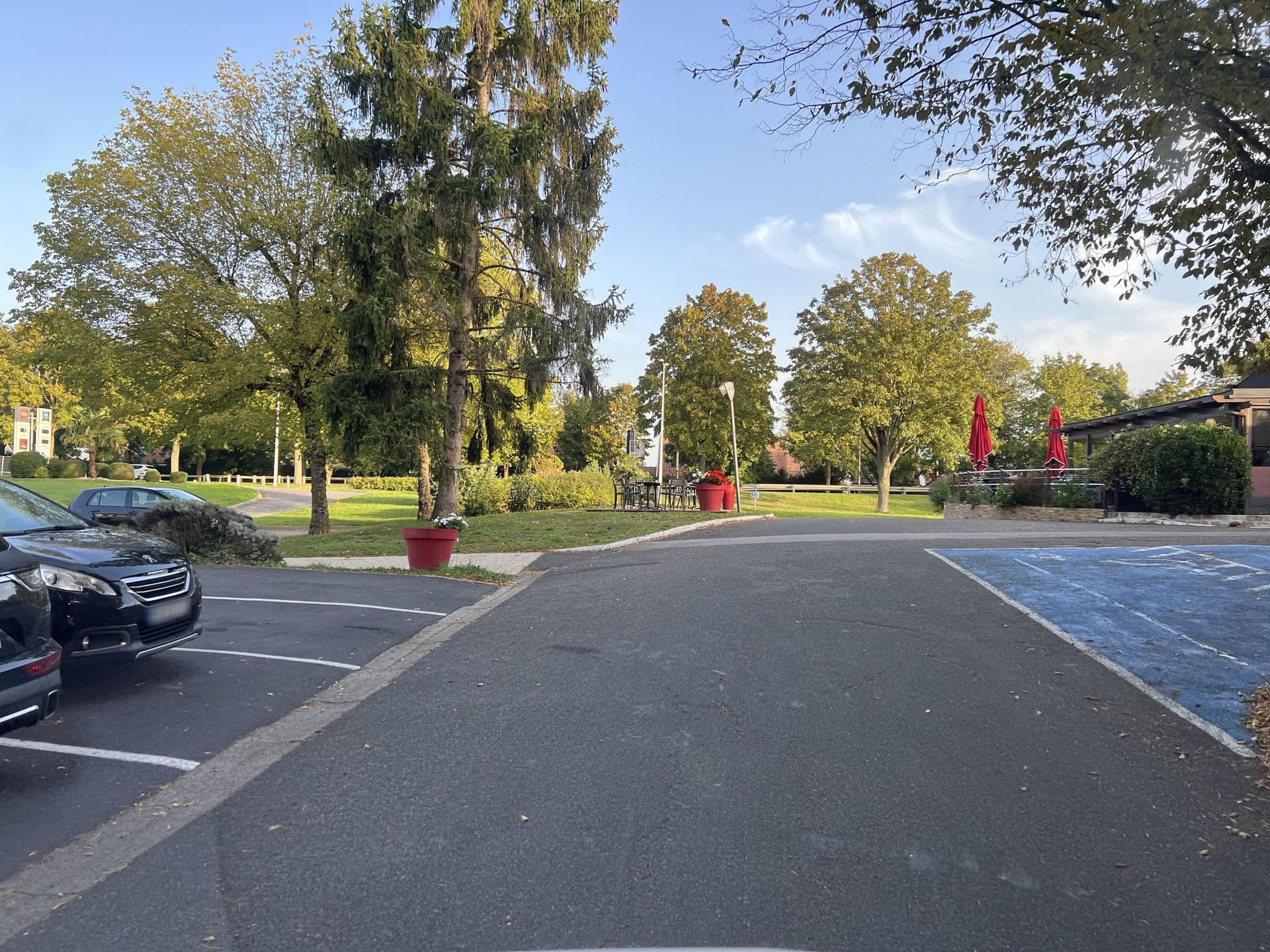 Street view near Ibis, Chamant — © dashcam2 (CC BY-SA · Mapillary)