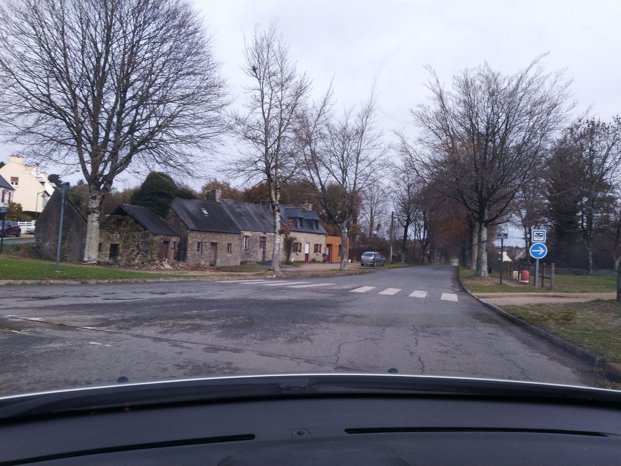 Street view near Aire de stationnement de Guerlesquin, Guerlesquin — © plumf (CC BY-SA · Mapillary)