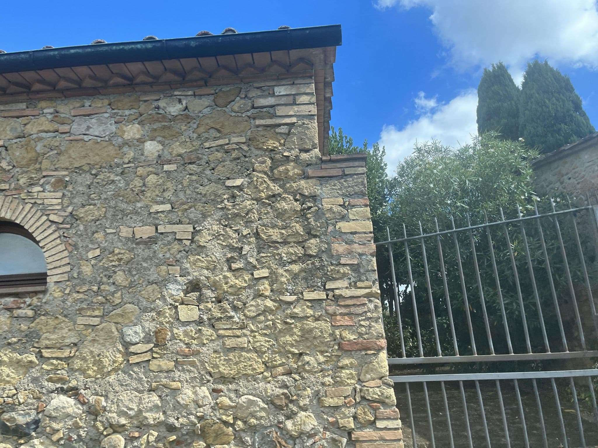 Street view near Le Valli, Pomarance — © oeschinen (CC BY-SA · Mapillary)