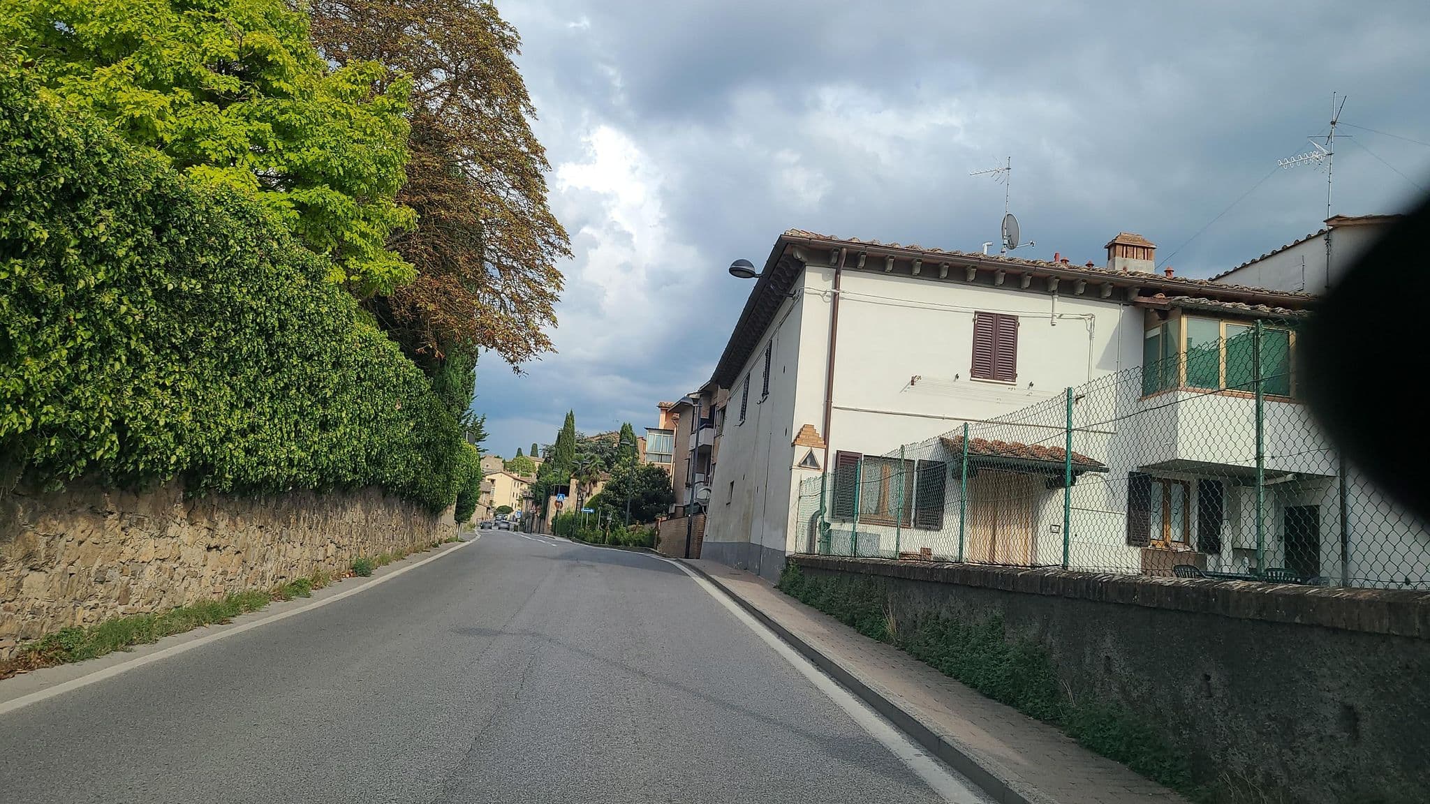 Street view near Villa Belvedere, via Dante,14, San Gimignano, Toscana, San Gimignano — © chrisbeddow (CC BY-SA · Mapillary)