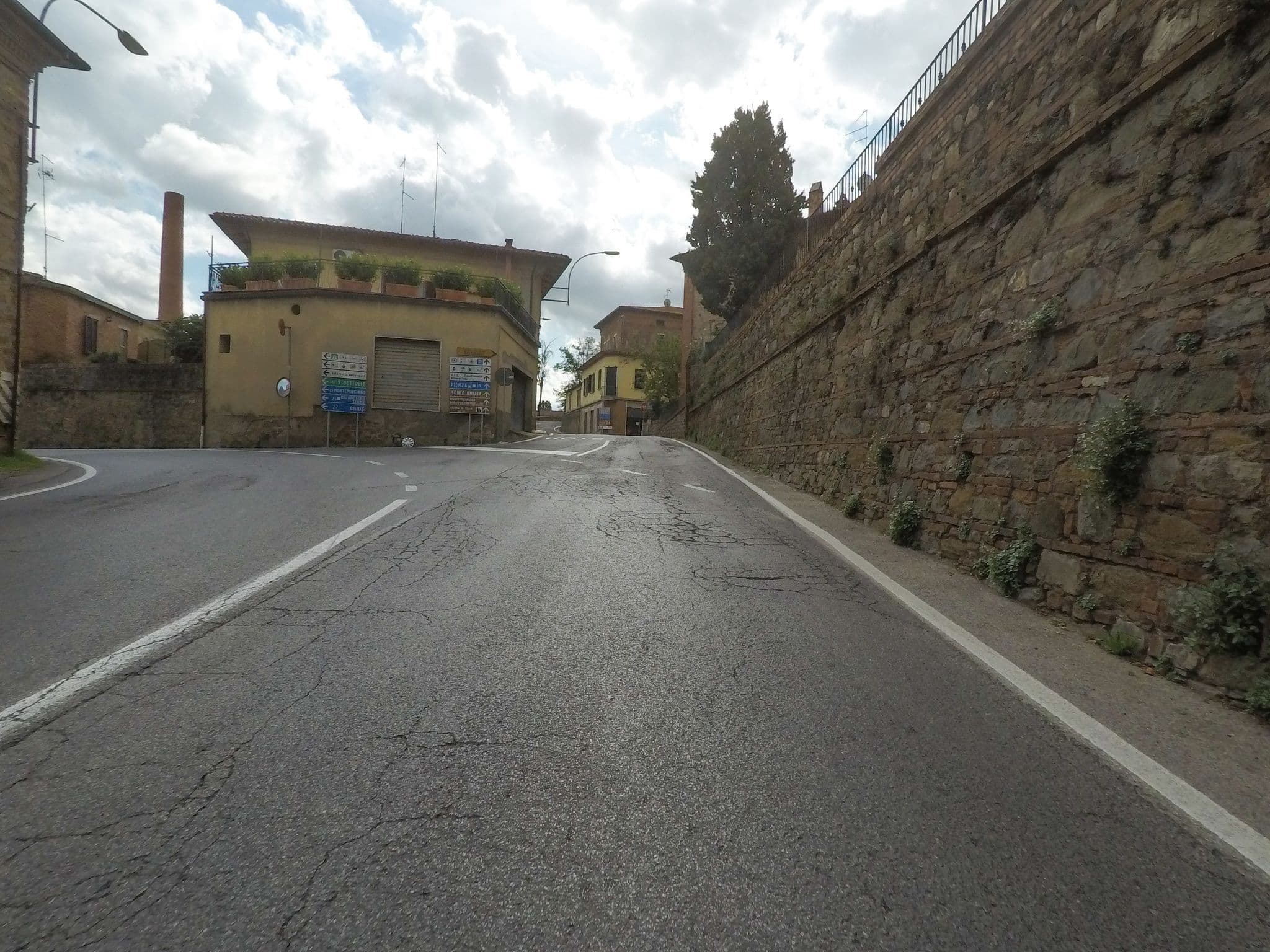 Street view near Agriturismo Il Nido delle Rondini, Torrita di Siena — © esario (CC BY-SA · Mapillary)