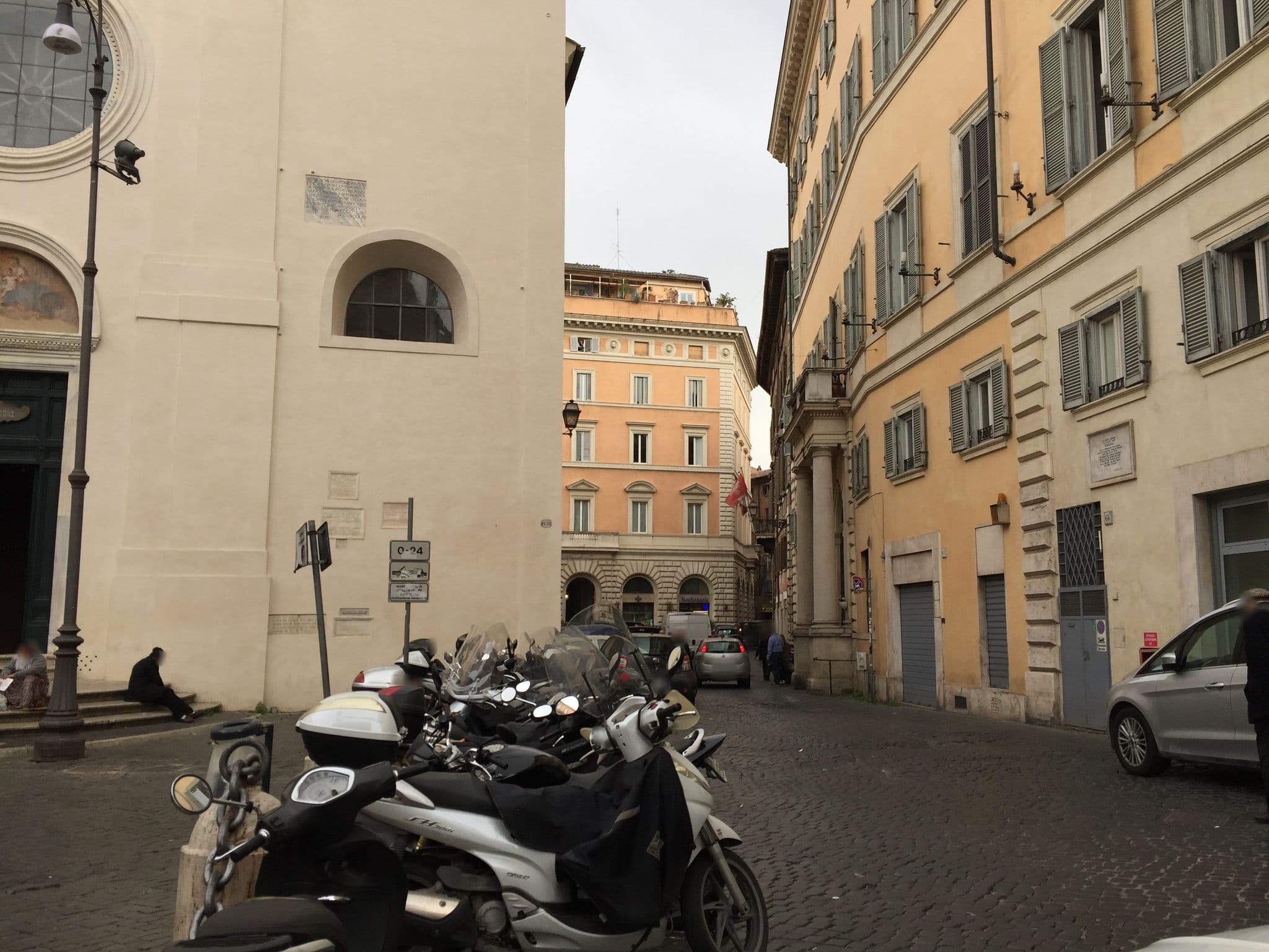 Street view near Grand Hotel De La Minerve, Sant'Eustachio — © richlv (CC BY-SA · Mapillary)