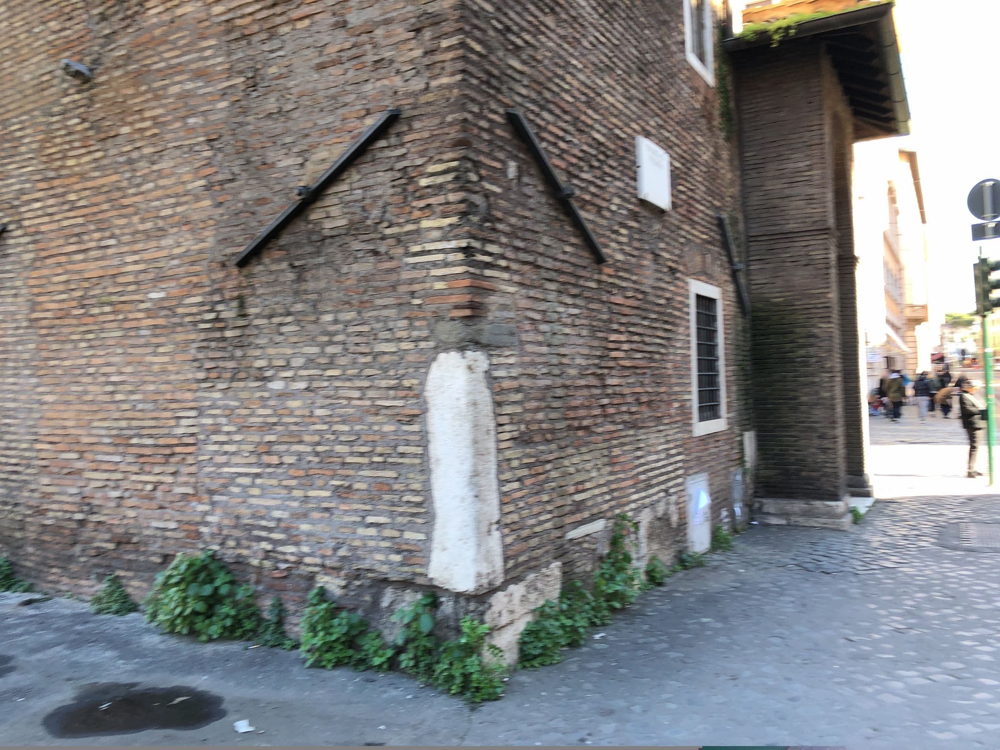 Street view near Pantheon Caeser Relais, Sant'Eustachio — © peterleth (CC BY-SA · Mapillary)