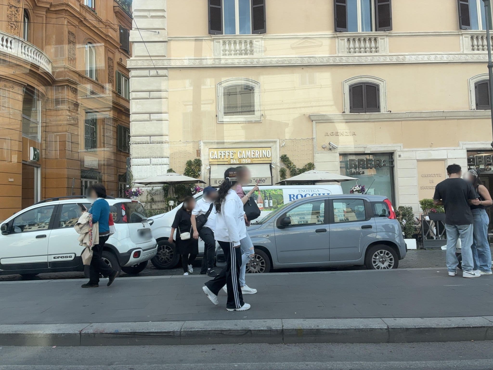 Street view near Hotel Dei Barbeiri, Parione — © panbauletto (CC BY-SA · Mapillary)
