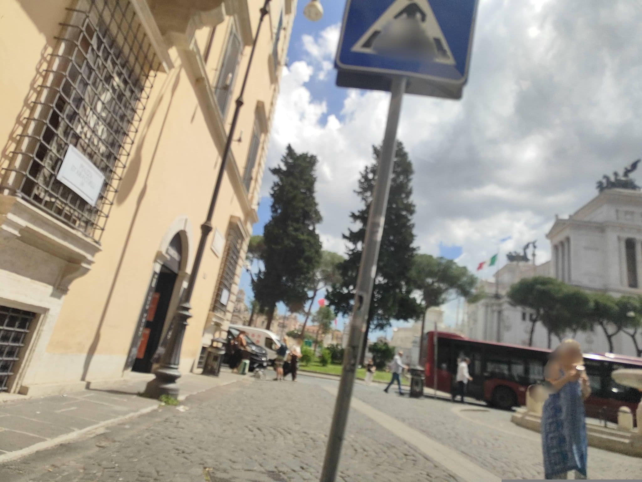 Street view near Vittoriano Suite, Pigna — © omfg_notpr (CC BY-SA · Mapillary)