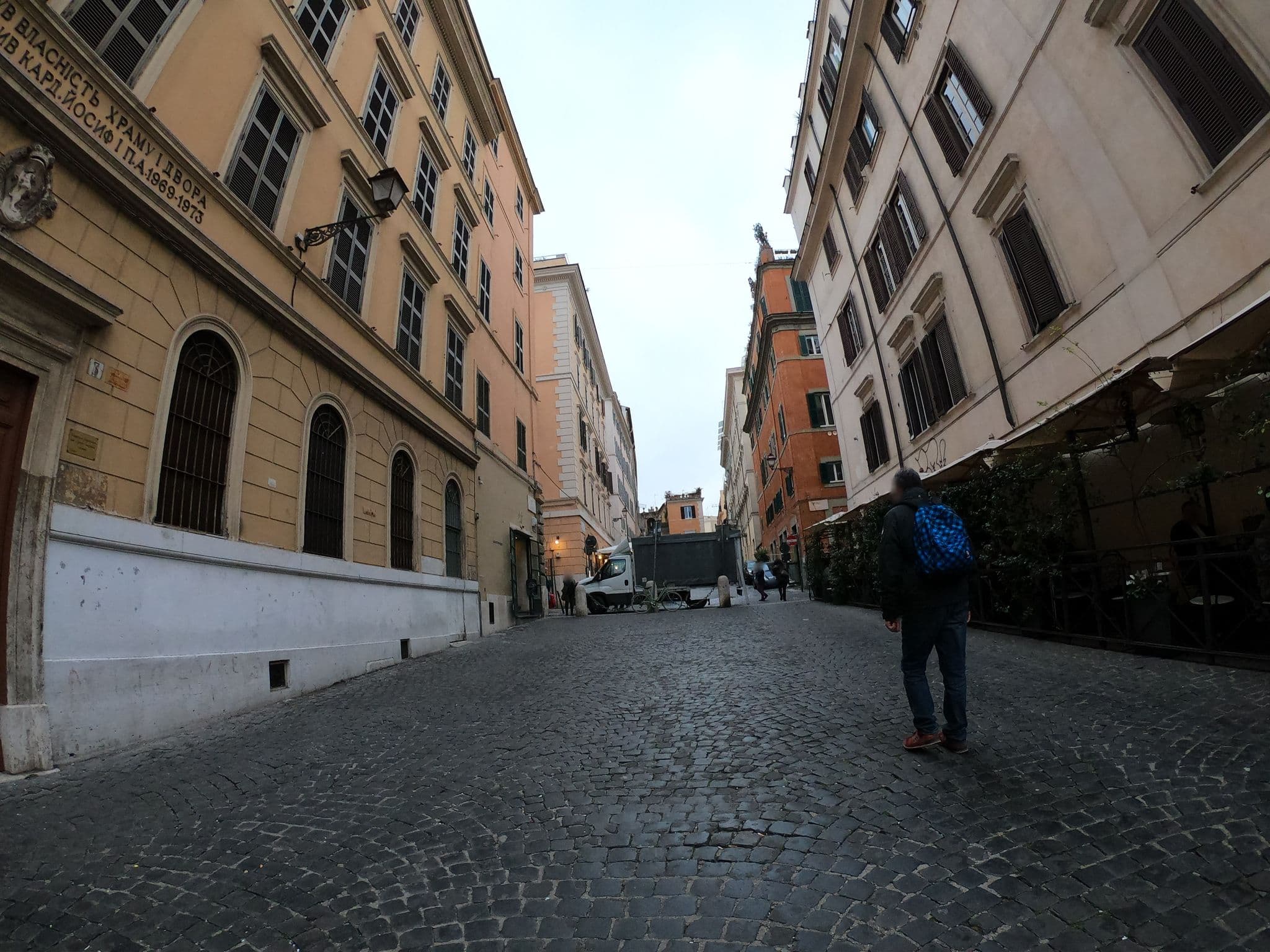 Street view near White Chic Flats Coliseum, Pigna — © richlv (CC BY-SA · Mapillary)