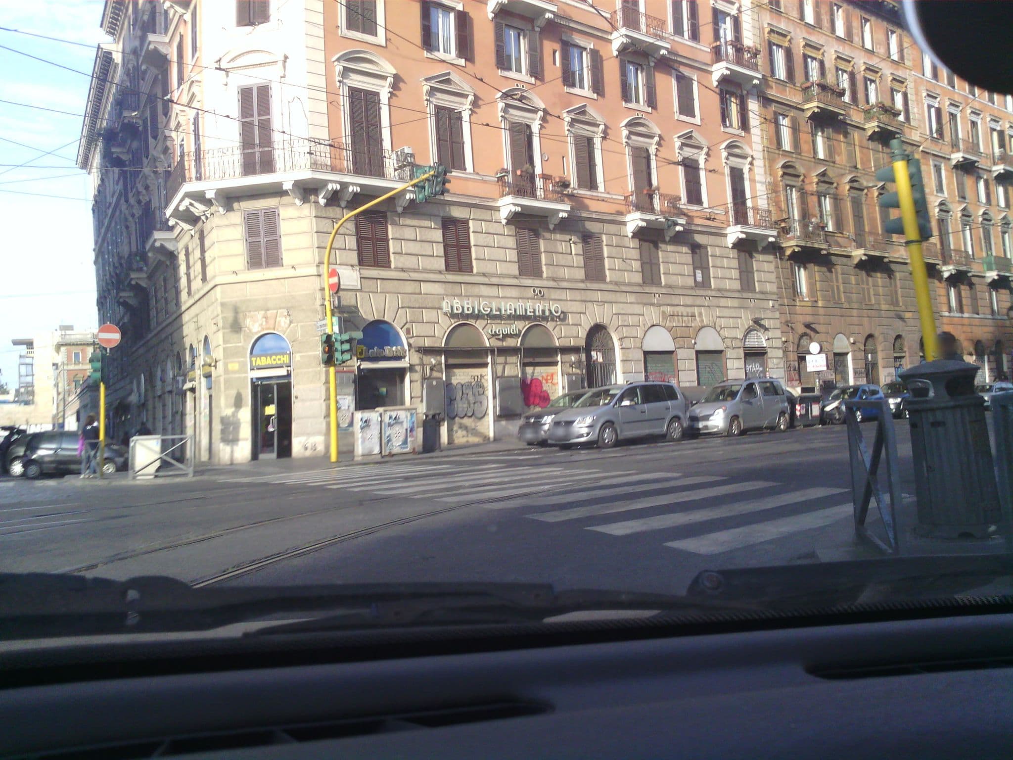 Street view near Kiss Inn, Rome — © giardia (CC BY-SA · Mapillary)