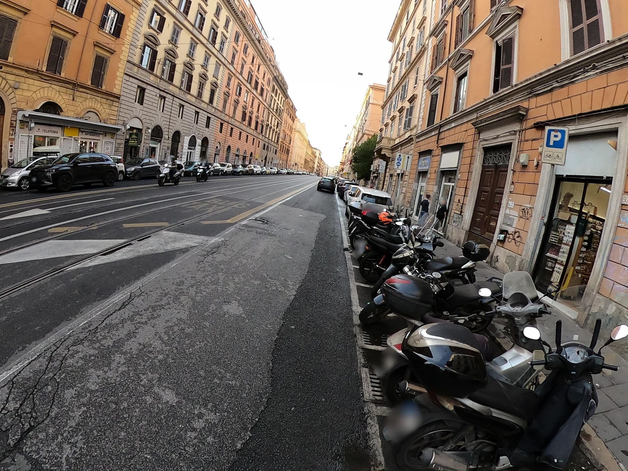 Street view near Roma sogno infinito, Monti — © alesarrett (CC BY-SA · Mapillary)