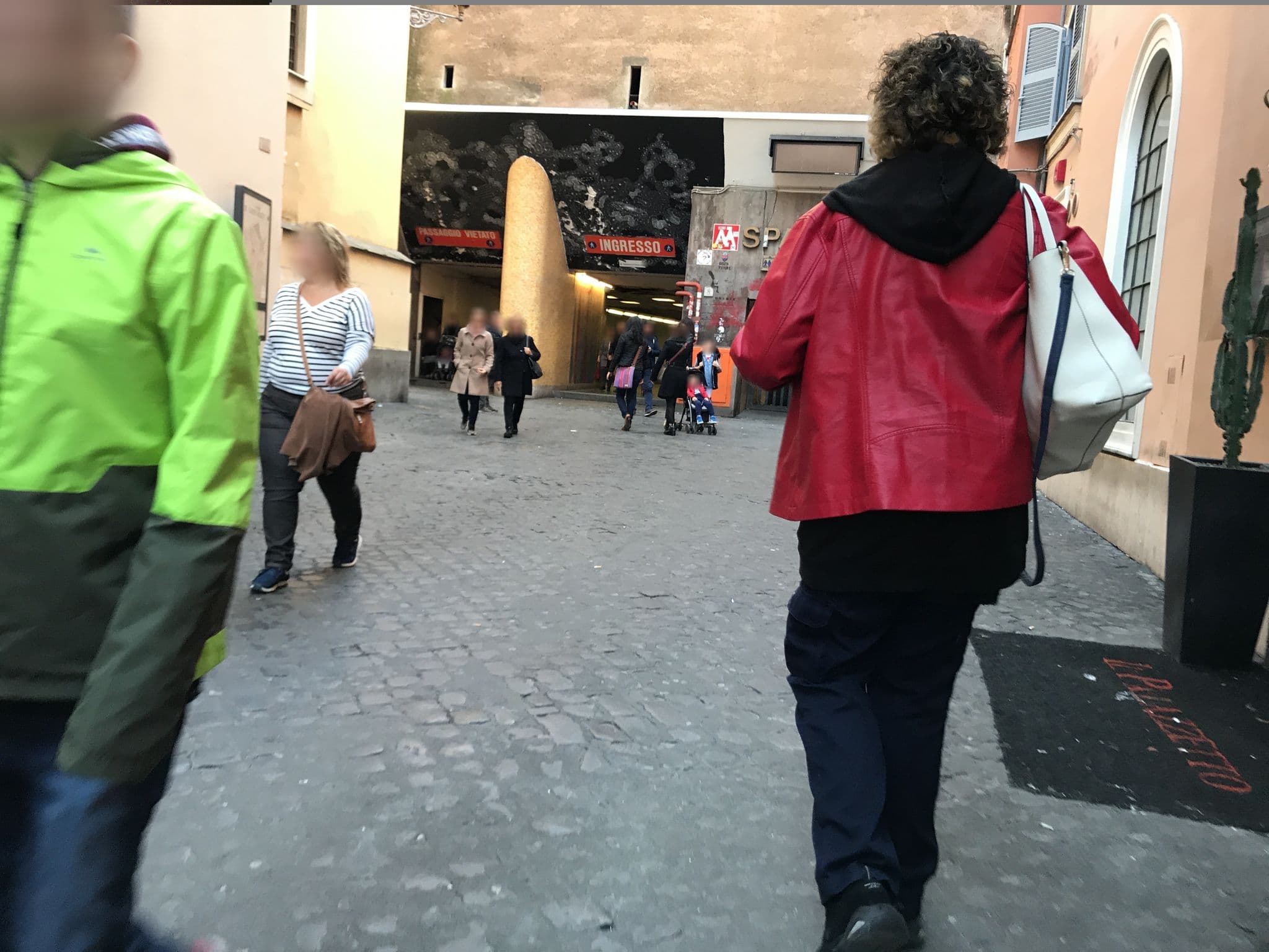 Street view near Il Pallazzetto, Ludovisi — © miguel_andrade (CC BY-SA · Mapillary)
