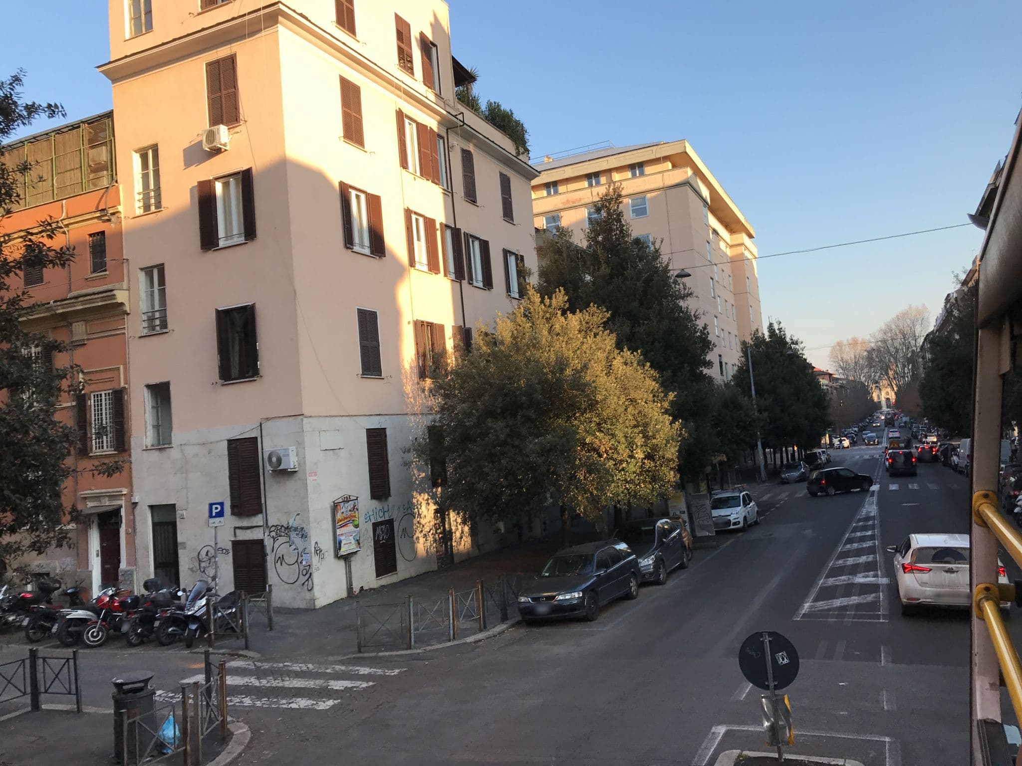 Street view near Venere Inn, Rome — © fundacja_geolife (CC BY-SA · Mapillary)