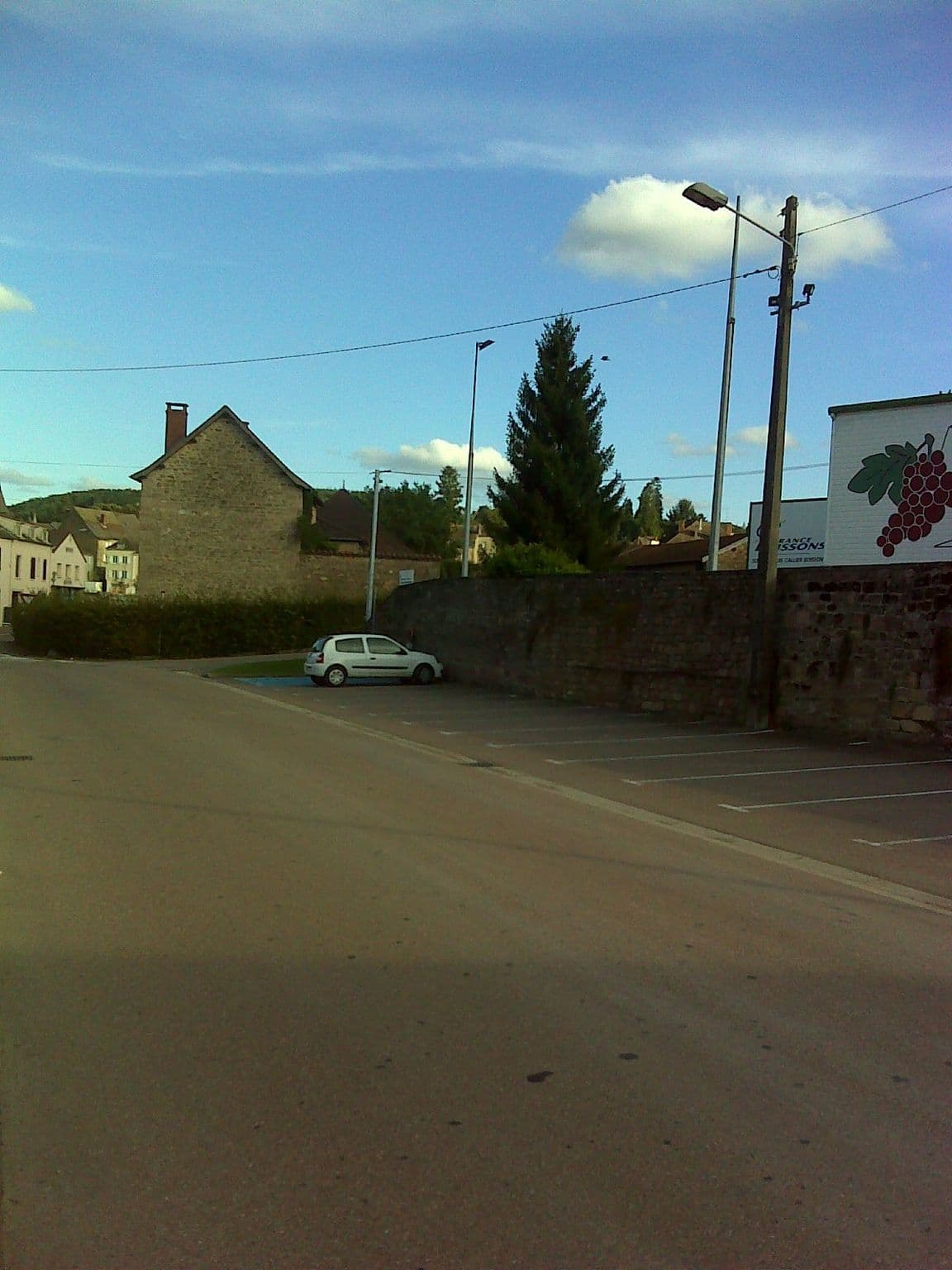 Street view near Place du champ de foire La Clayette, La Clayette — © bernardvoyageur (CC BY-SA · Mapillary)