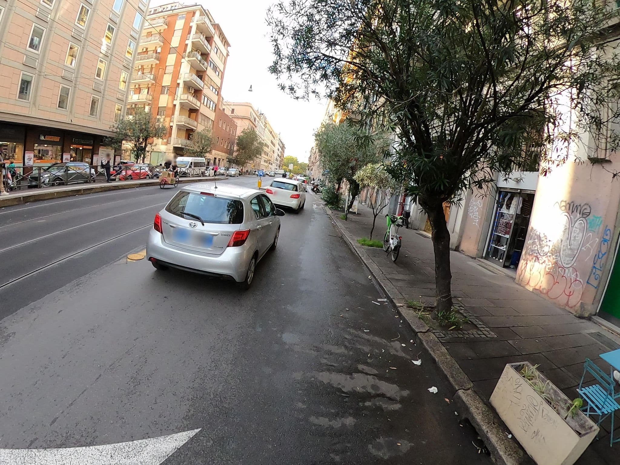 Street view near Gladiator Rooms, Rome — © alesarrett (CC BY-SA · Mapillary)