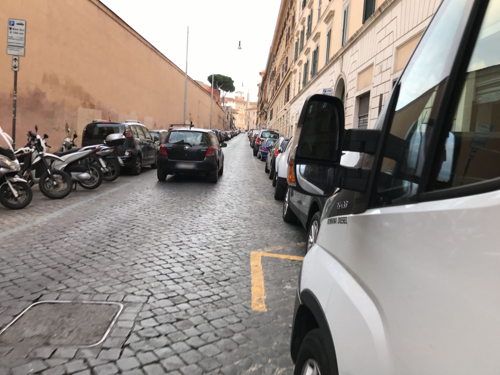 Street view near White Rooms Colosseum, Celio — © fundacja_geolife (CC BY-SA · Mapillary)