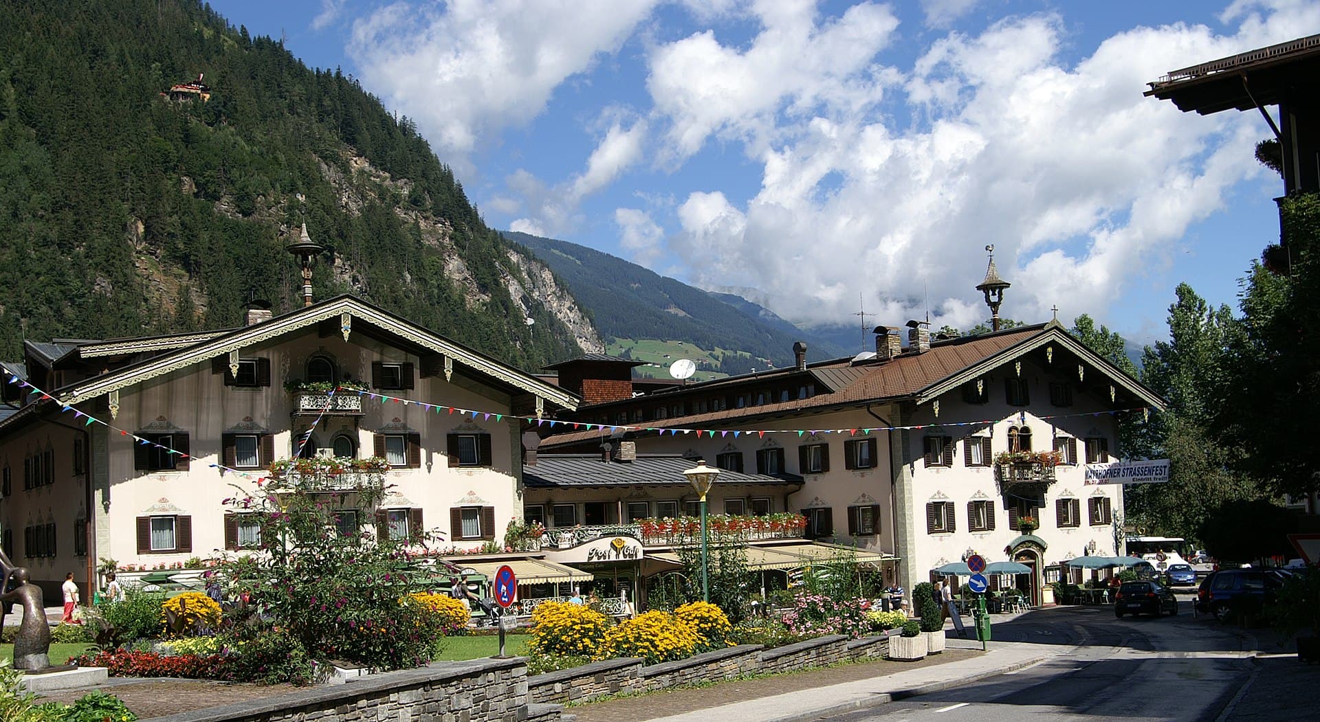 Hotel Neue Post (via Wikimedia Commons, CC BY-SA 2.5)