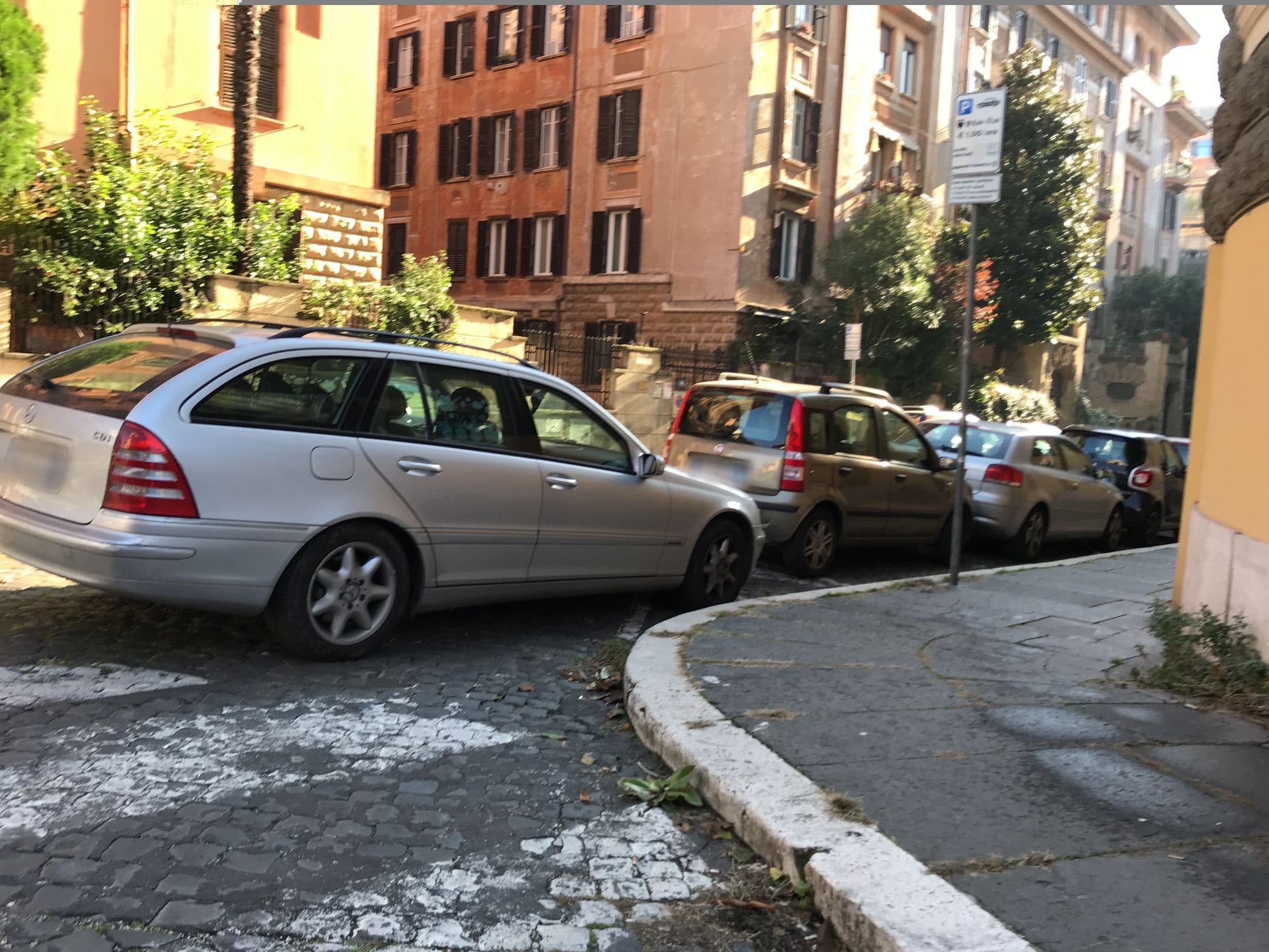 Street view near B&B Espresso, Sallustiano — © miguel_andrade (CC BY-SA · Mapillary)