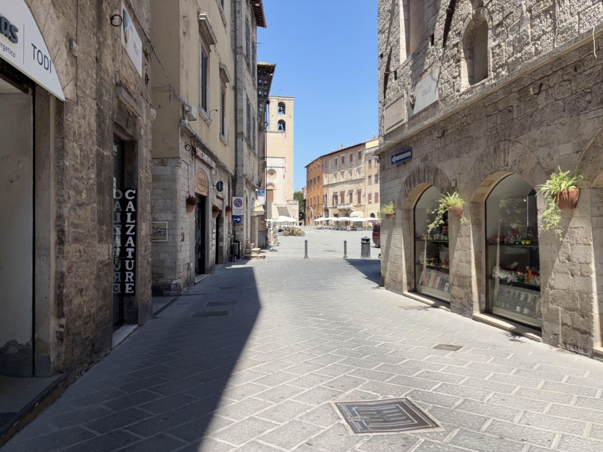 Street view near Albergo Bramante, Todi — © panbauletto (CC BY-SA · Mapillary)
