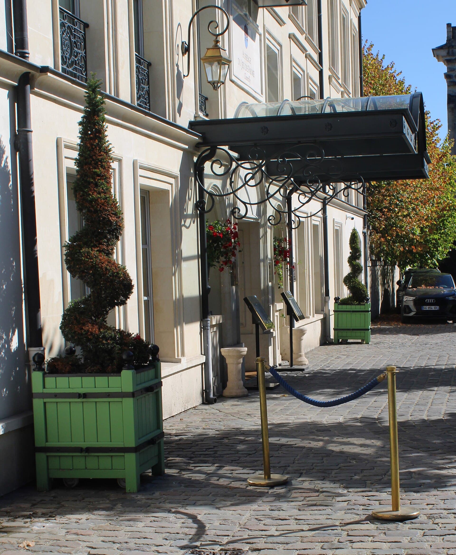 Auberge du Jeu de Paume, Chantilly (via Wikimedia Commons, CC BY-SA 4.0)