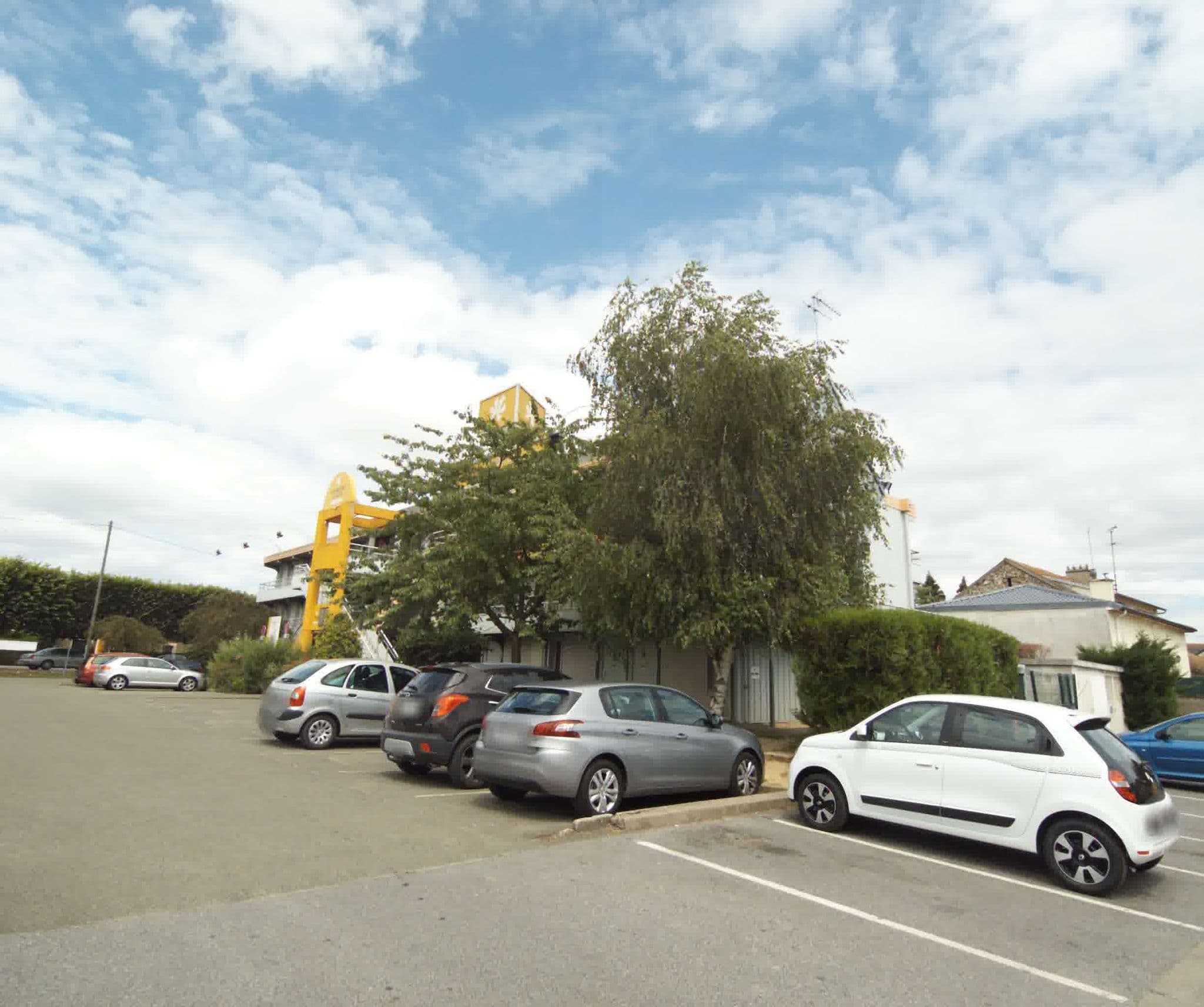 Street view near Première Classe, Saint-Cyr-l'École — © sogefi (CC BY-SA · Mapillary)
