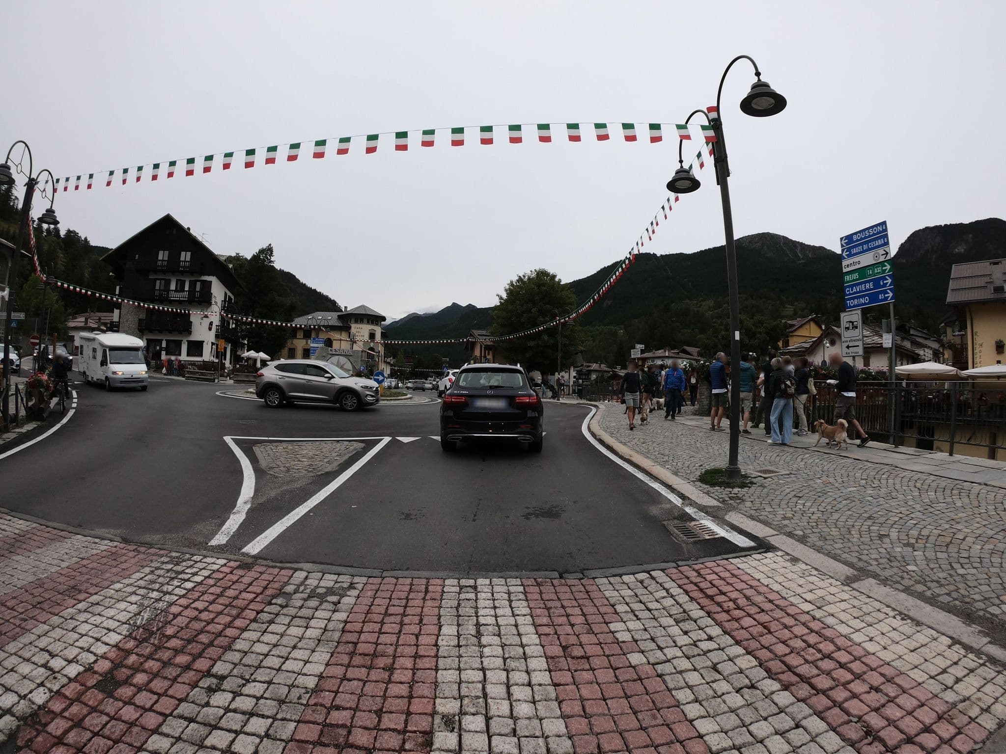 Street view near Hotel Ginestra, Sauze d'Oulx — © joostjakob (CC BY-SA · Mapillary)