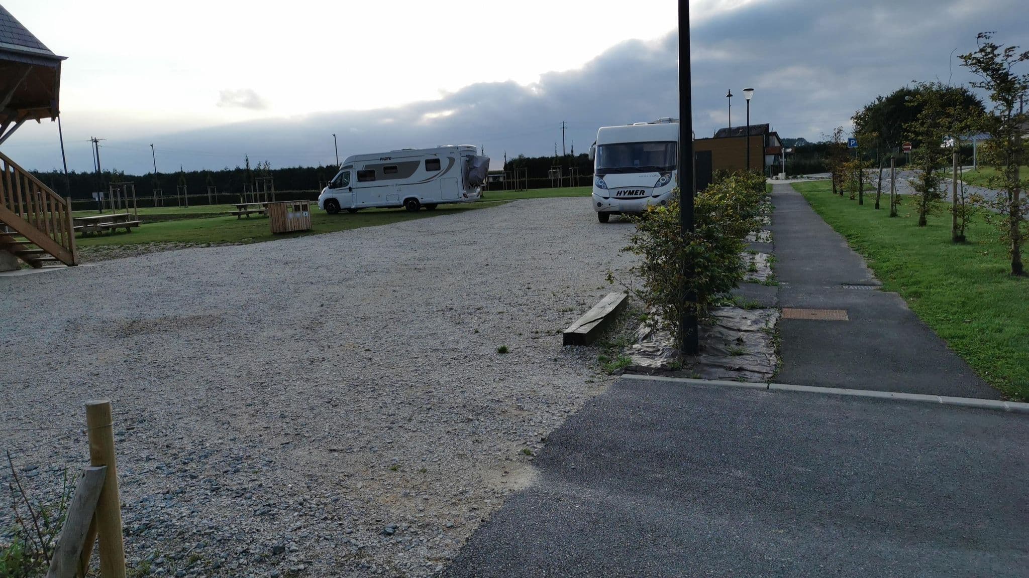 Street view near Aire de stationnement et de service d'Ecretteville-les-Baons, Valliquerville — © bernardvoyageur (CC BY-SA · Mapillary)