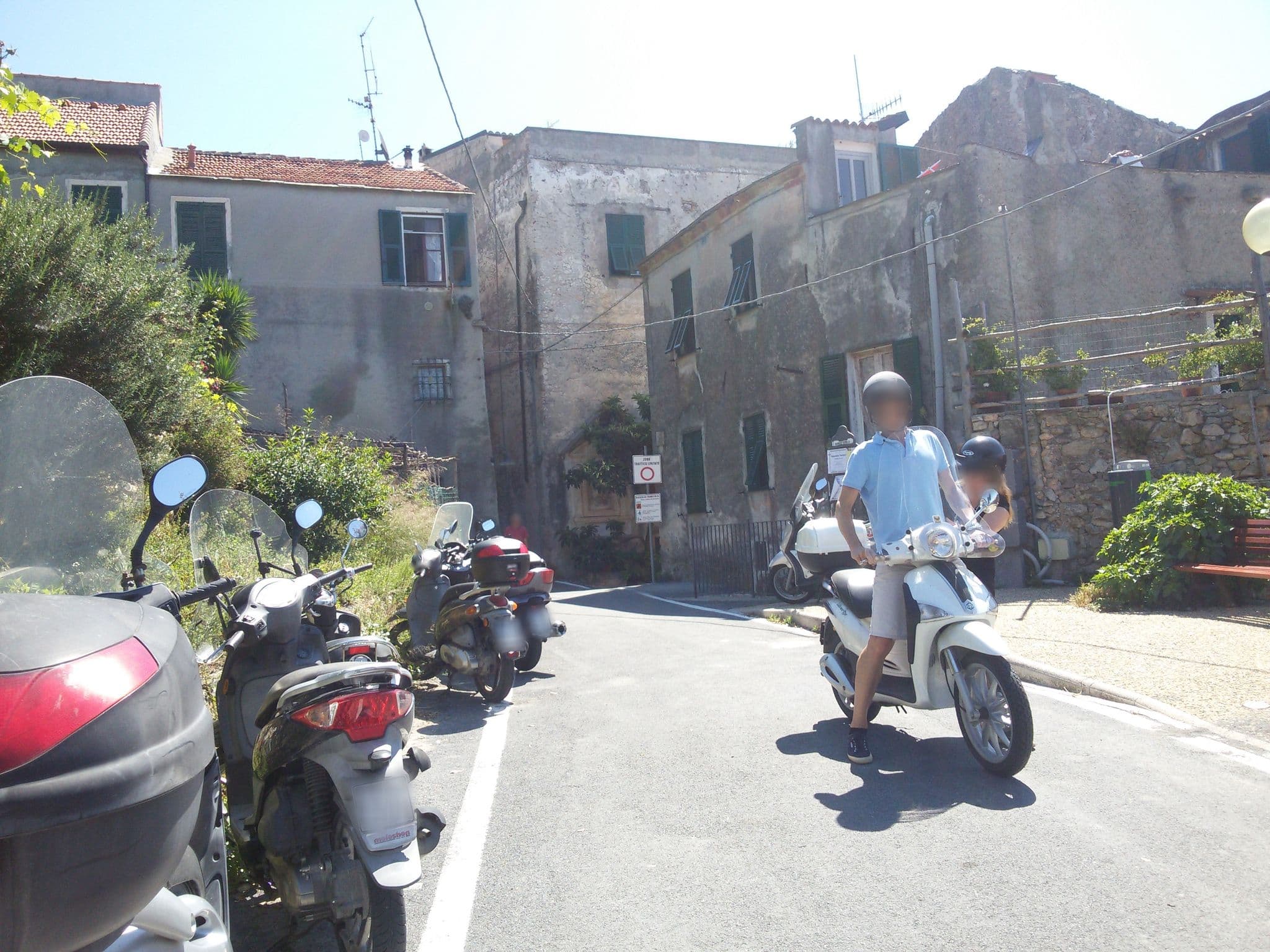 Street view near Prendi Una Stella, Borgio — © ale_zena_it (CC BY-SA · Mapillary)