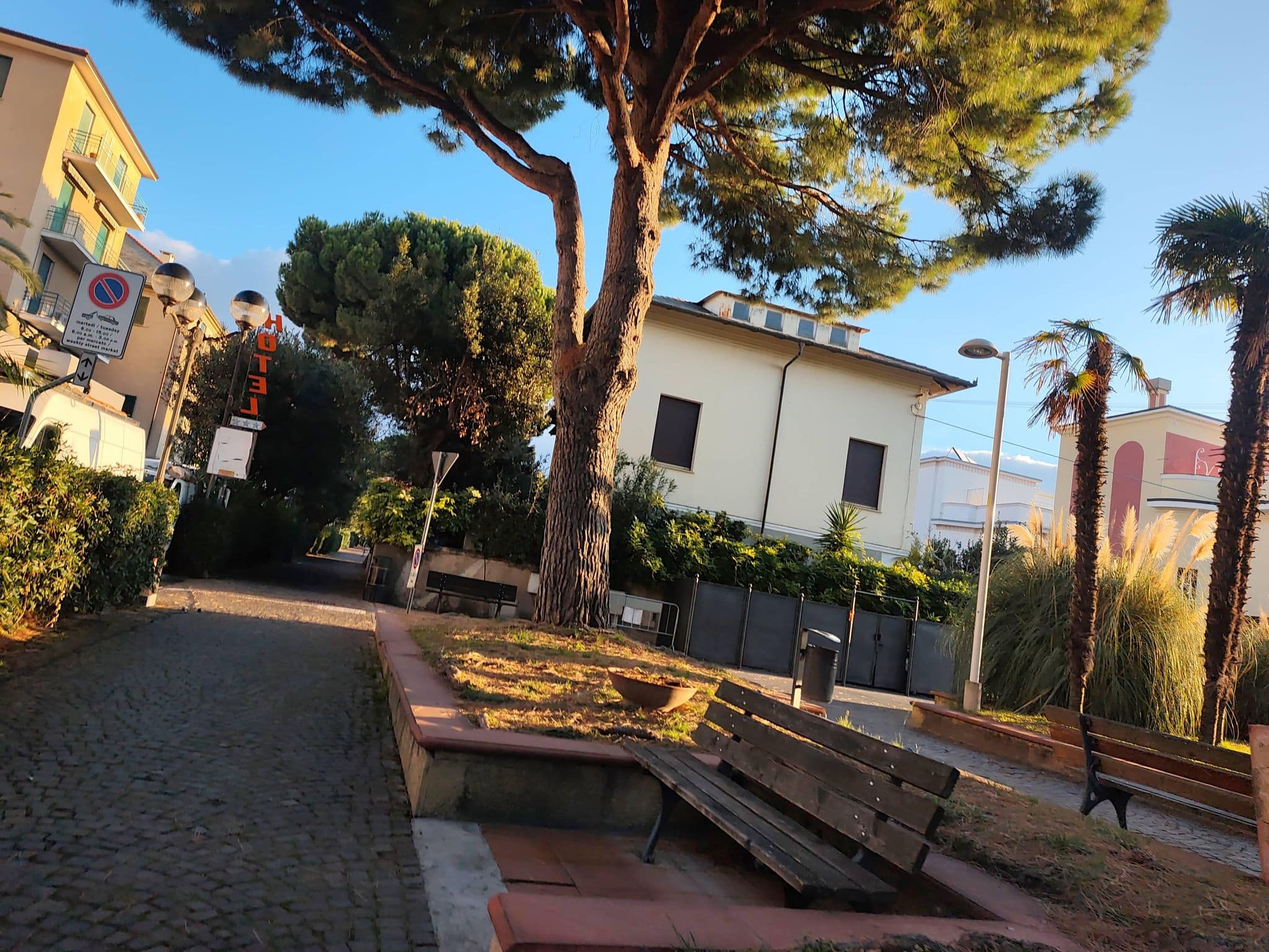 Street view near Albergo Premuda - Bagni Premuda, Spotorno — © Duro (CC BY-SA · Mapillary)