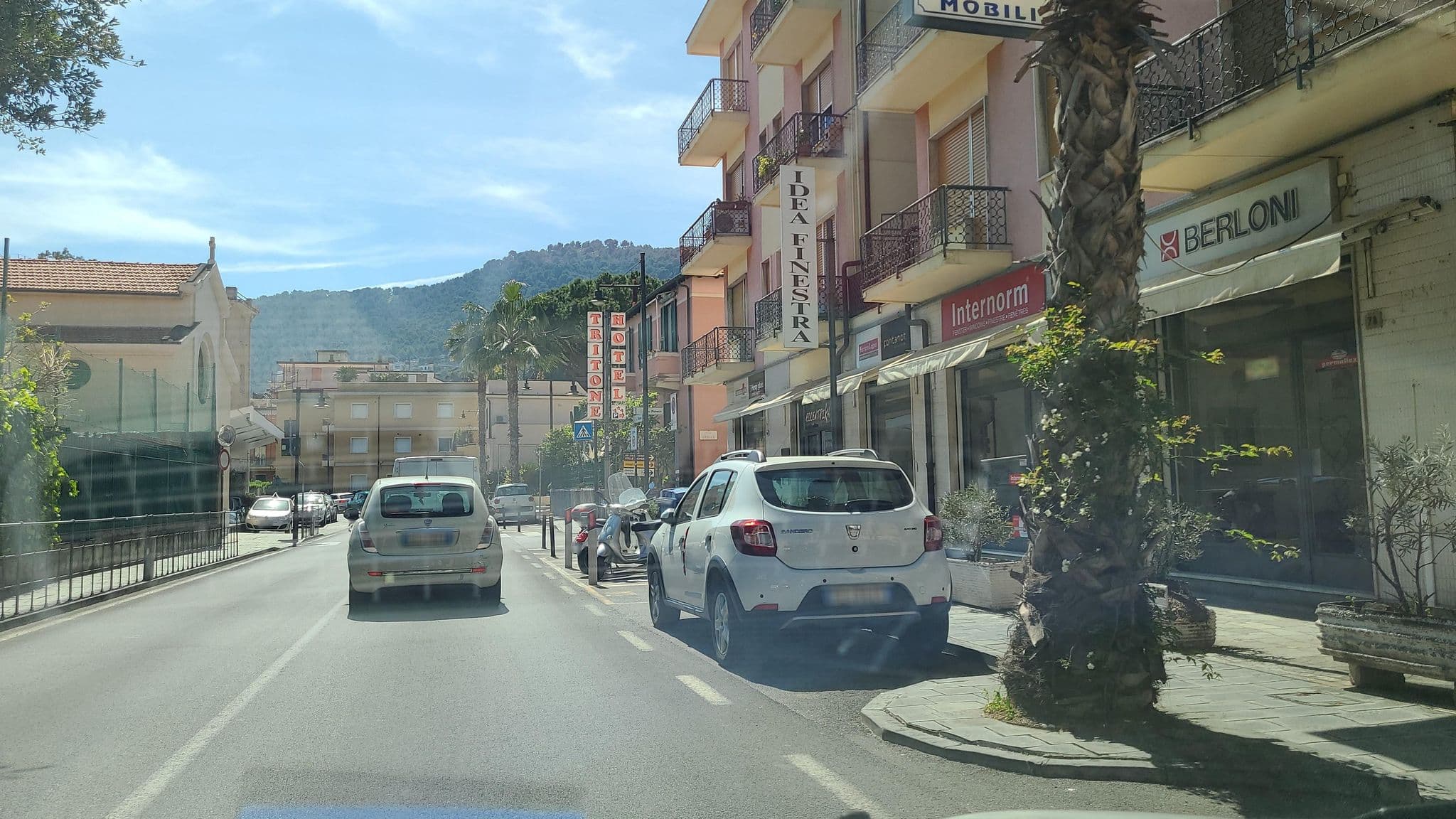 Street view near Hotel Residence Laigueglia, Laigueglia — © chrisbeddow (CC BY-SA · Mapillary)