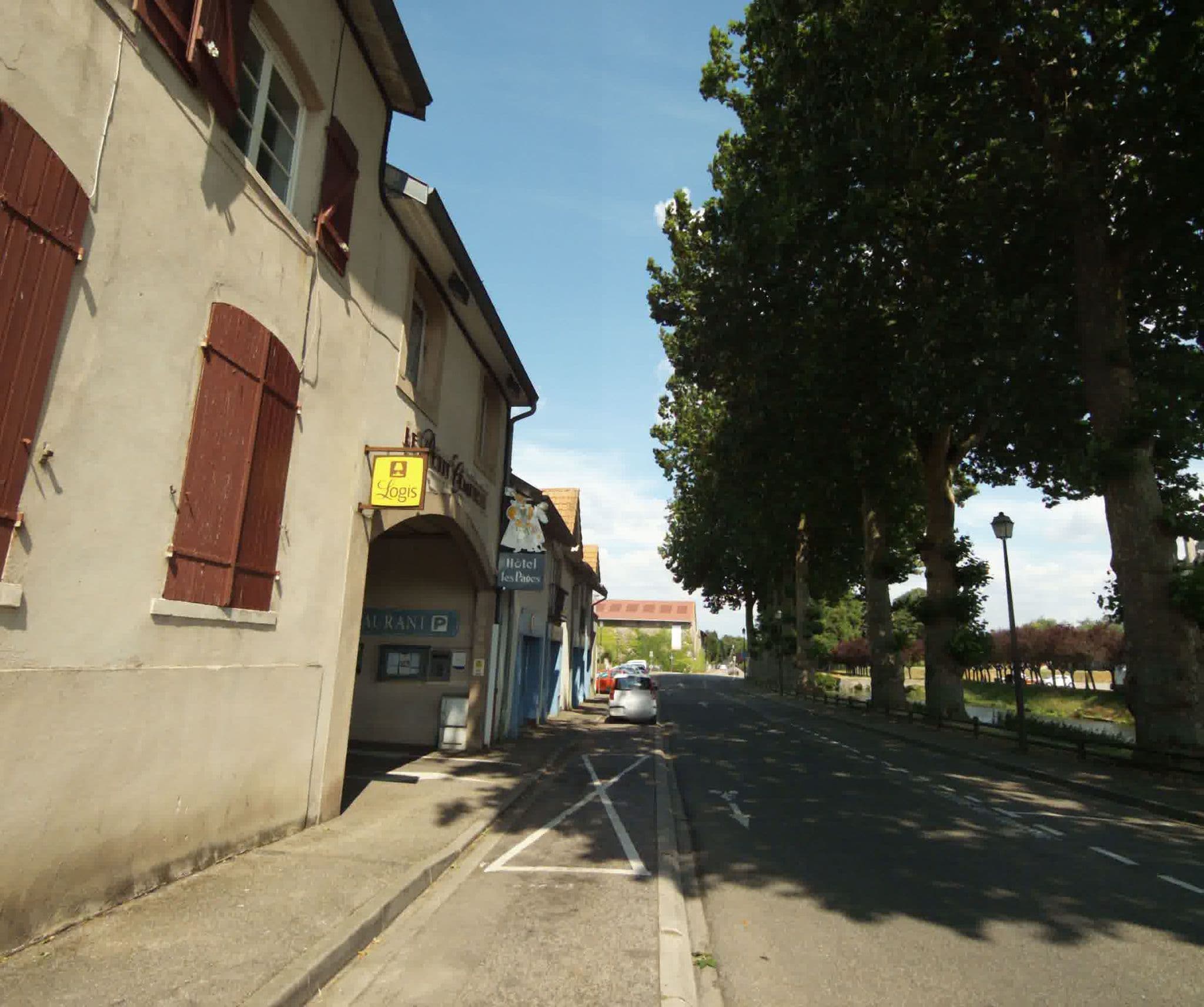 Street view near Hôtel Les Pages, Lunéville — © sogefi (CC BY-SA · Mapillary)
