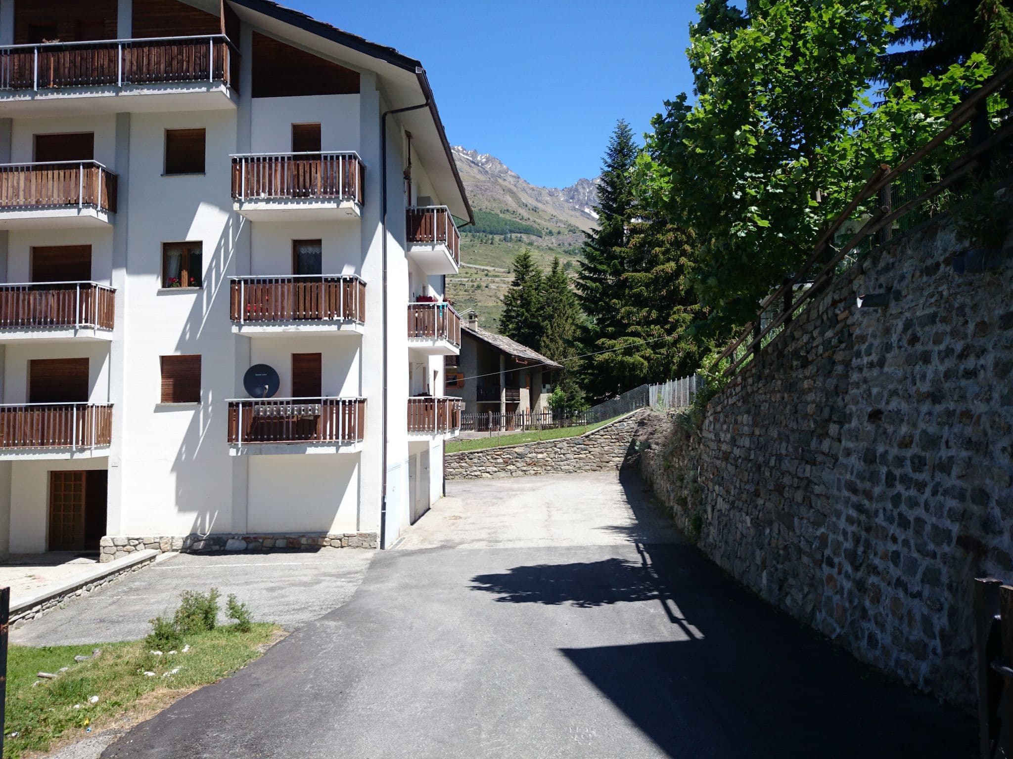 Street view near Hotel Le Bouquet, Pollein — © peterneubauer (CC BY-SA · Mapillary)