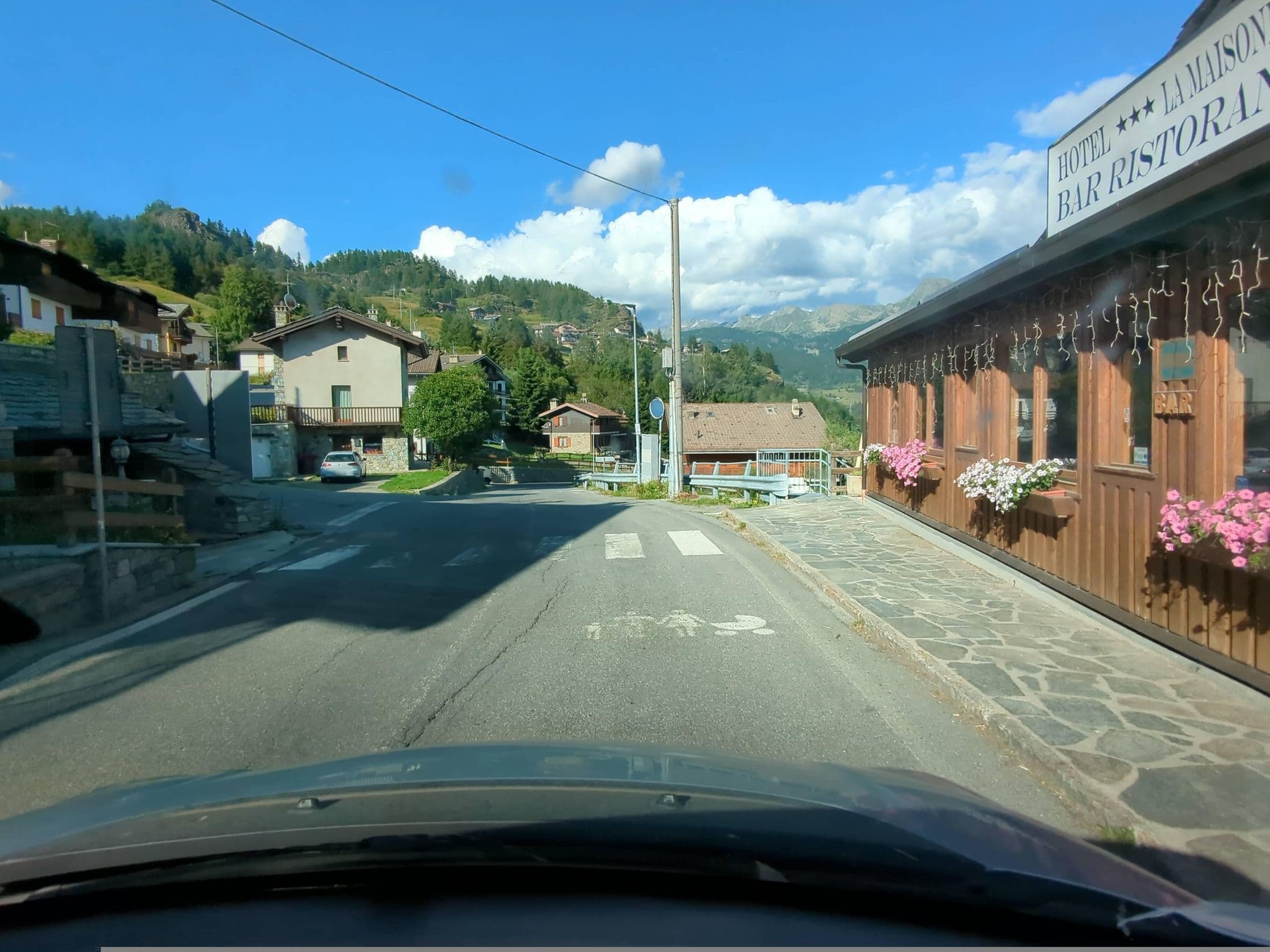 Street view near Hotel Maisonnette Torgnon, Chatillon — © musuruan (CC BY-SA · Mapillary)
