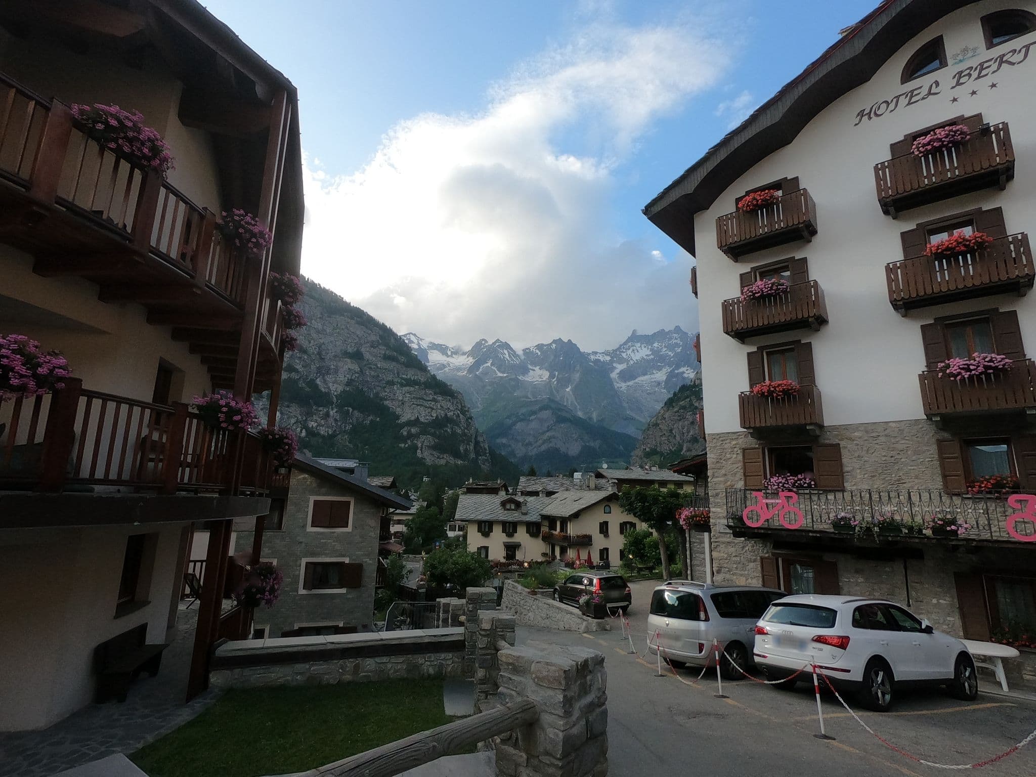 Street view near Hotel Berthod Courmayeur, Courmayeur — © alextsiatinis (CC BY-SA · Mapillary)
