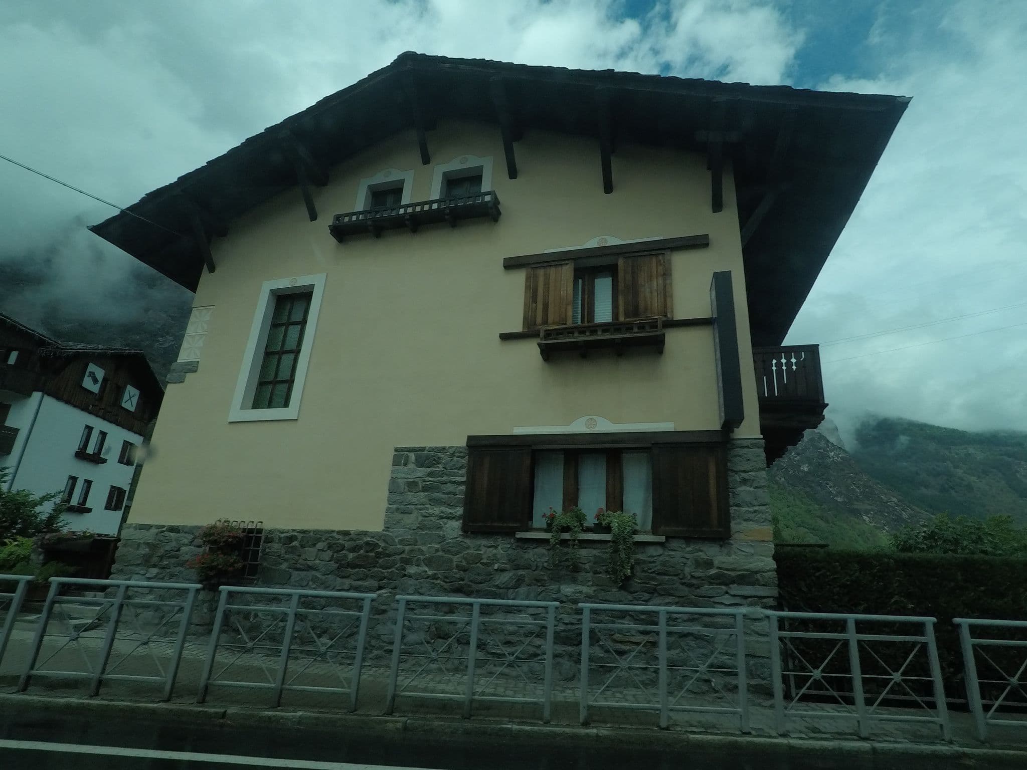 Street view near Hotel Chateau Blanc, Saint-Pierre — © bcostacurta (CC BY-SA · Mapillary)